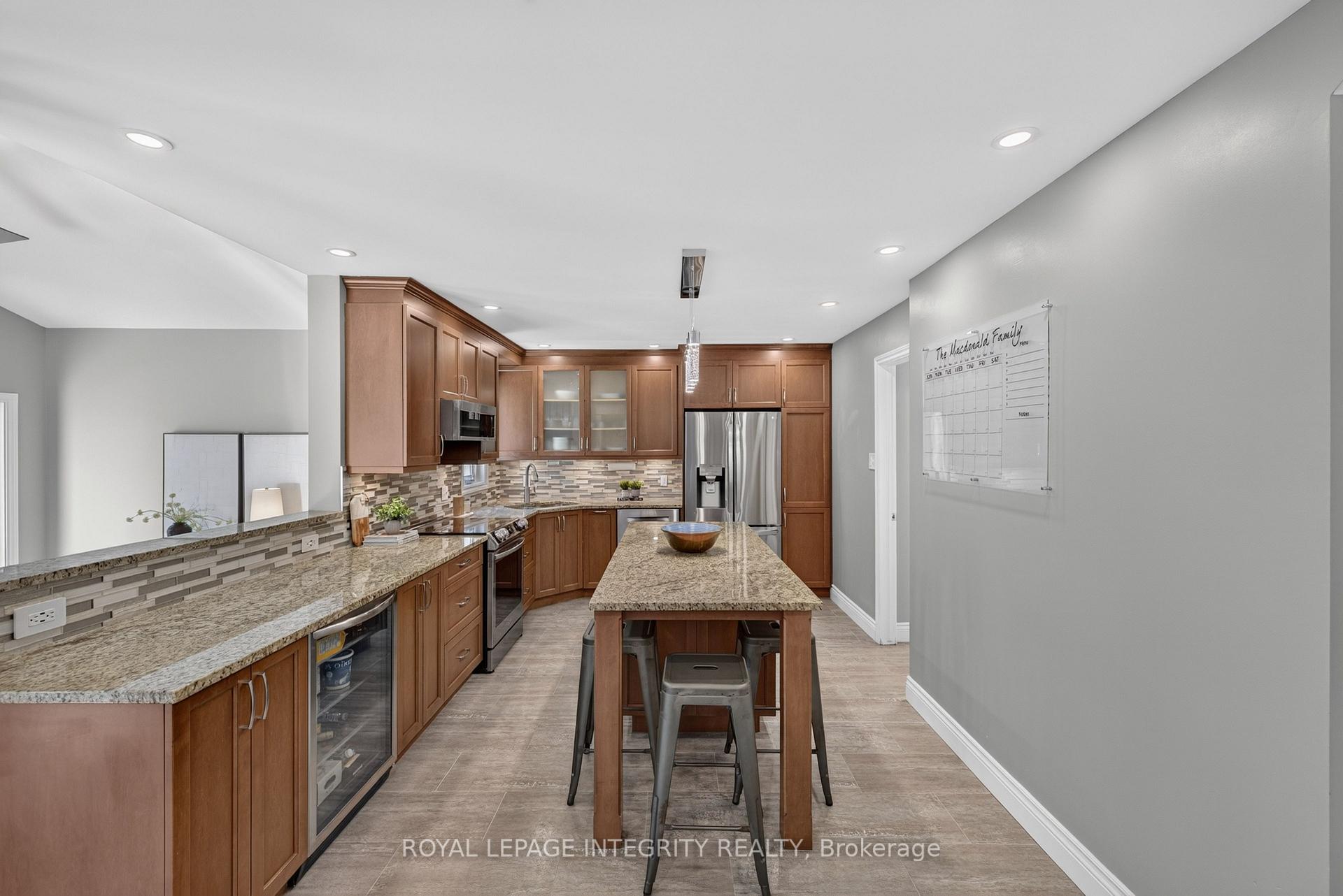 Photo 15 of 38 Pebble Creek Crescent, Ottawa, Kanata - Emerald Meadows/Trailwest — HOMEH