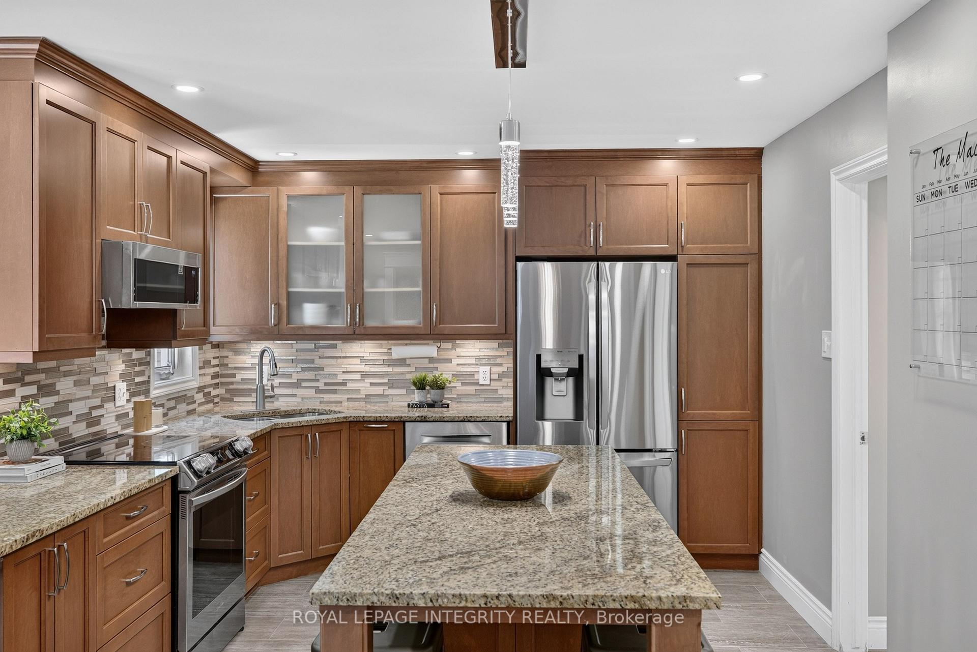 Photo 16 of 38 Pebble Creek Crescent, Ottawa, Kanata - Emerald Meadows/Trailwest — HOMEH