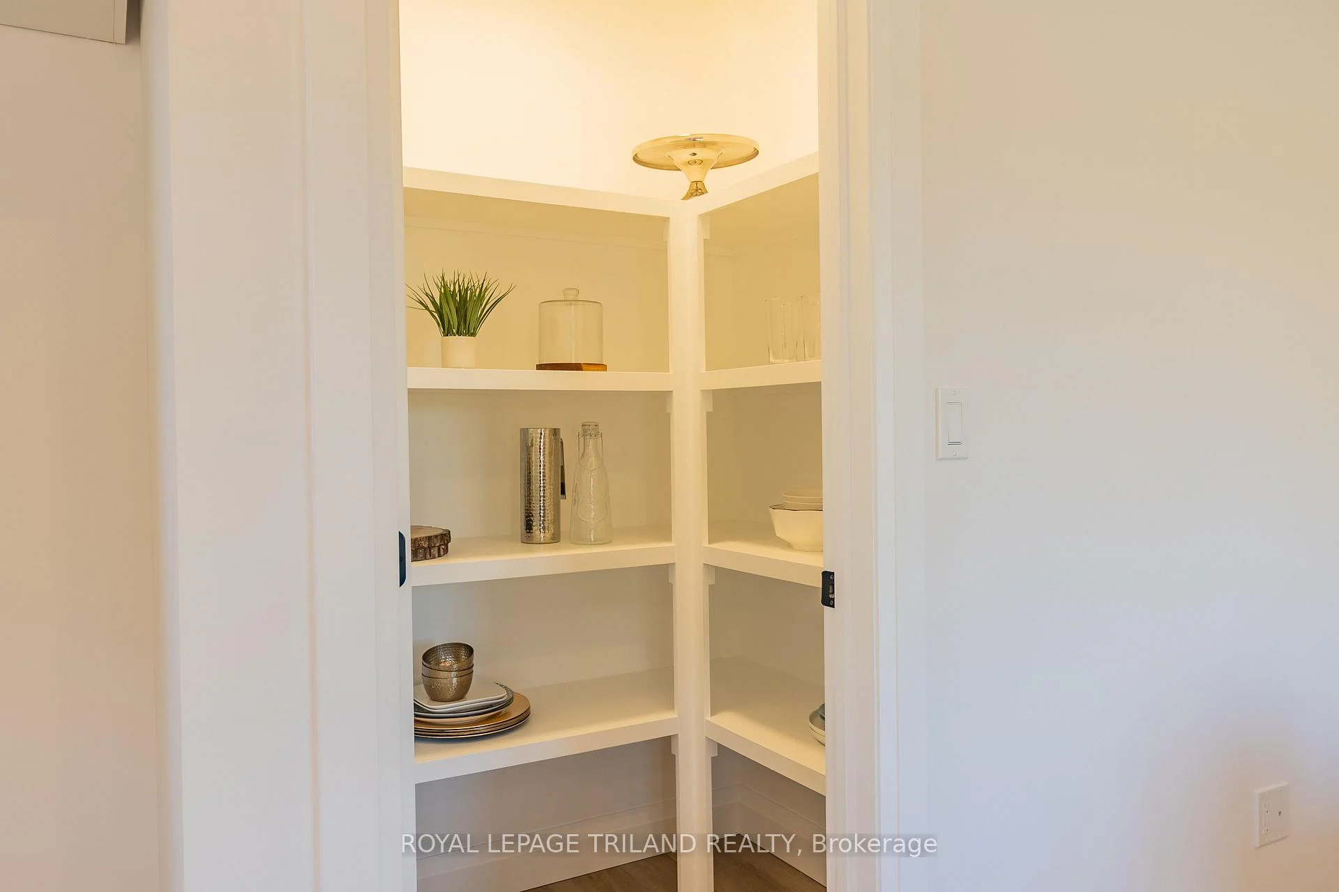 Photo 10 of 138 Benjamin Parkway, St. Thomas — HOMEH