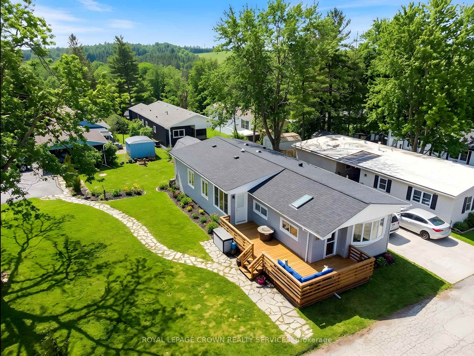 Photo of 28 MacPherson Crescent S