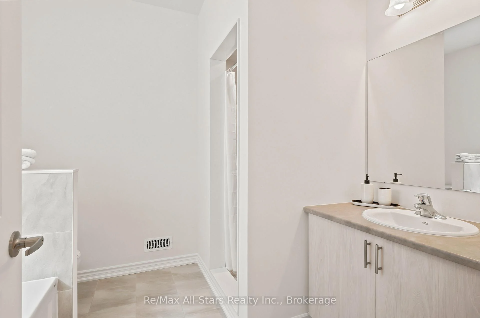 Photo 21 of 67 Hillcroft Way, Kawartha Lakes, Bobcaygeon — HOMEH
