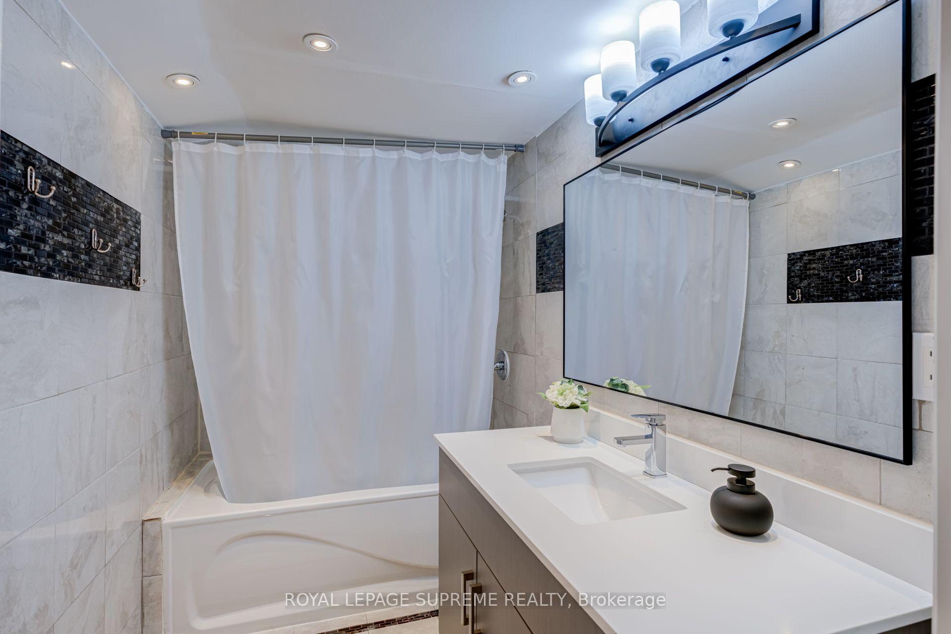 Photo 34 of 143 Voltarie Crescent, Mississauga, Mississauga Valleys — HOMEH