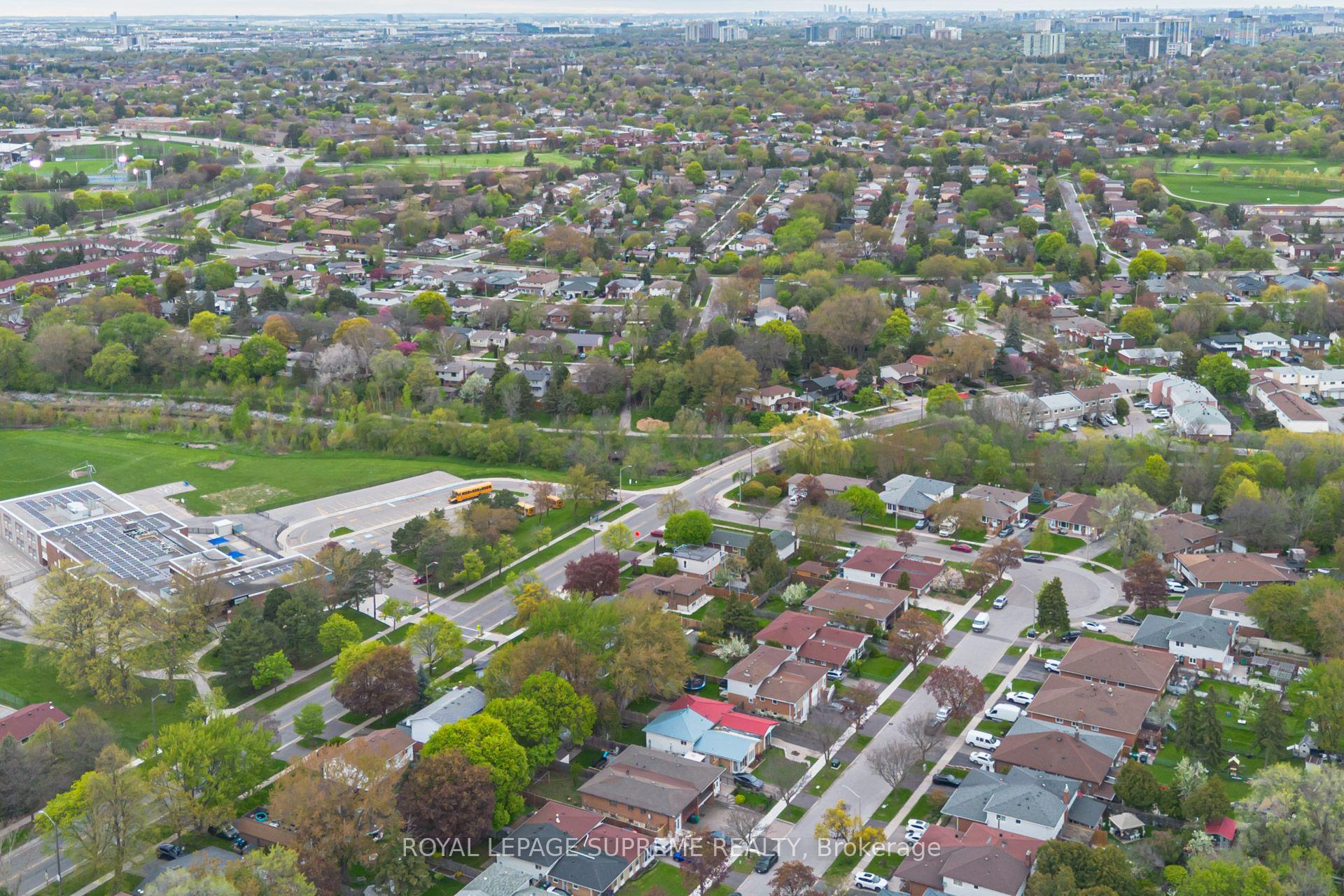 Photo 40 of 143 Voltarie Crescent, Mississauga, Mississauga Valleys — HOMEH