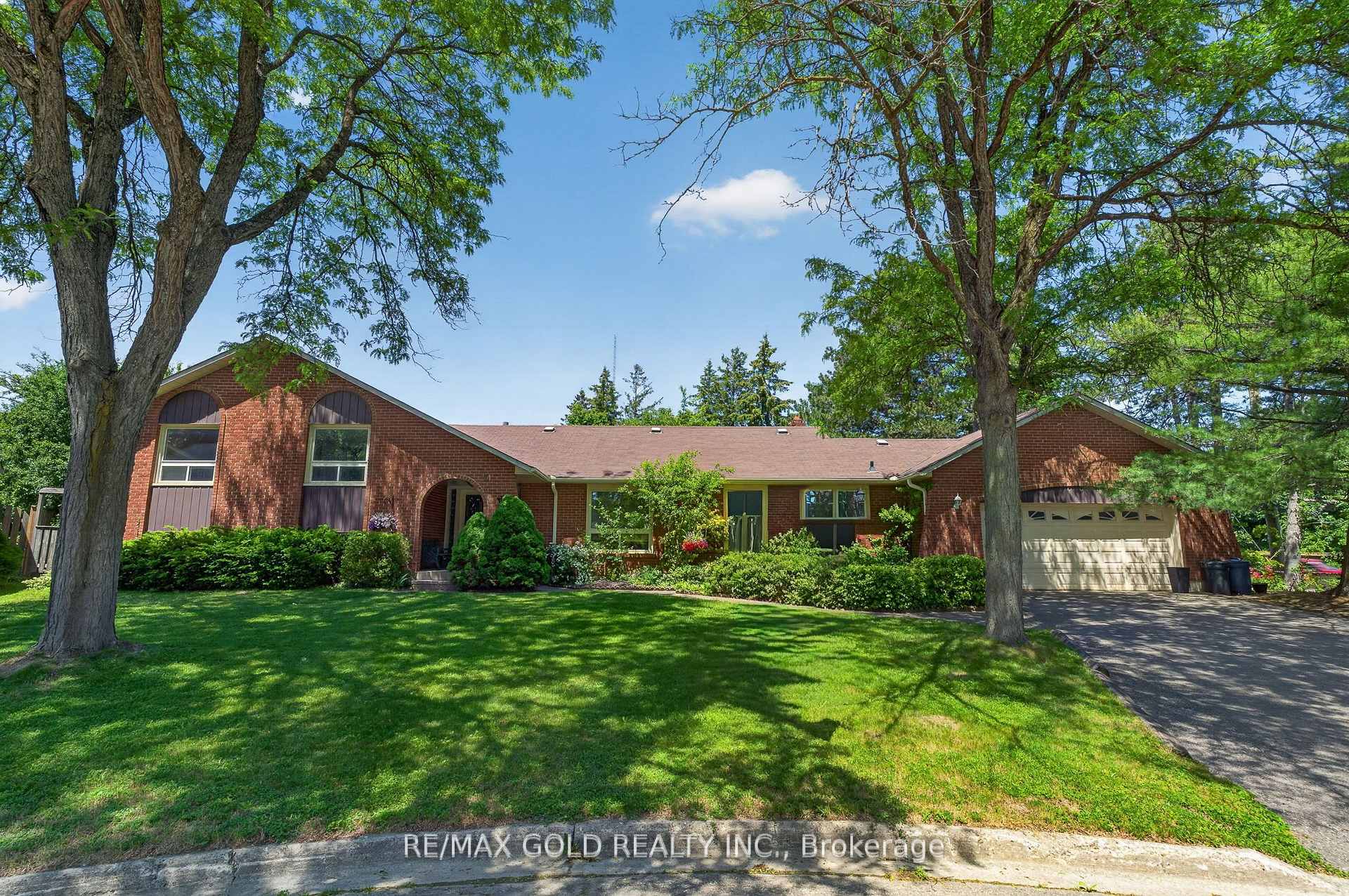 Photo 2 of 14 Cairnmore Court, Brampton, Snelgrove — HOMEH