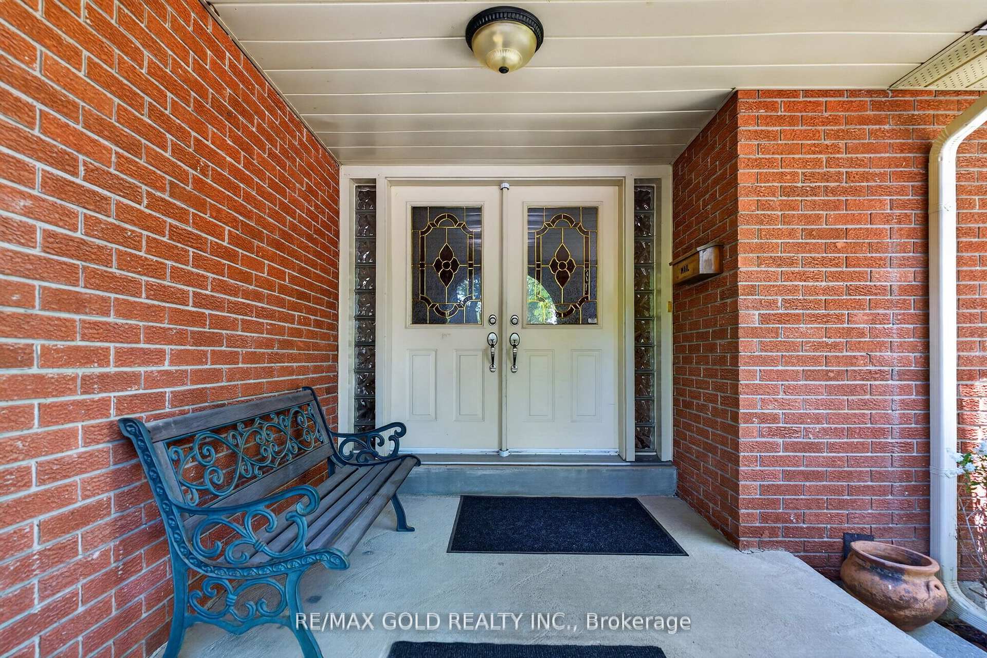 Photo 3 of 14 Cairnmore Court, Brampton, Snelgrove — HOMEH