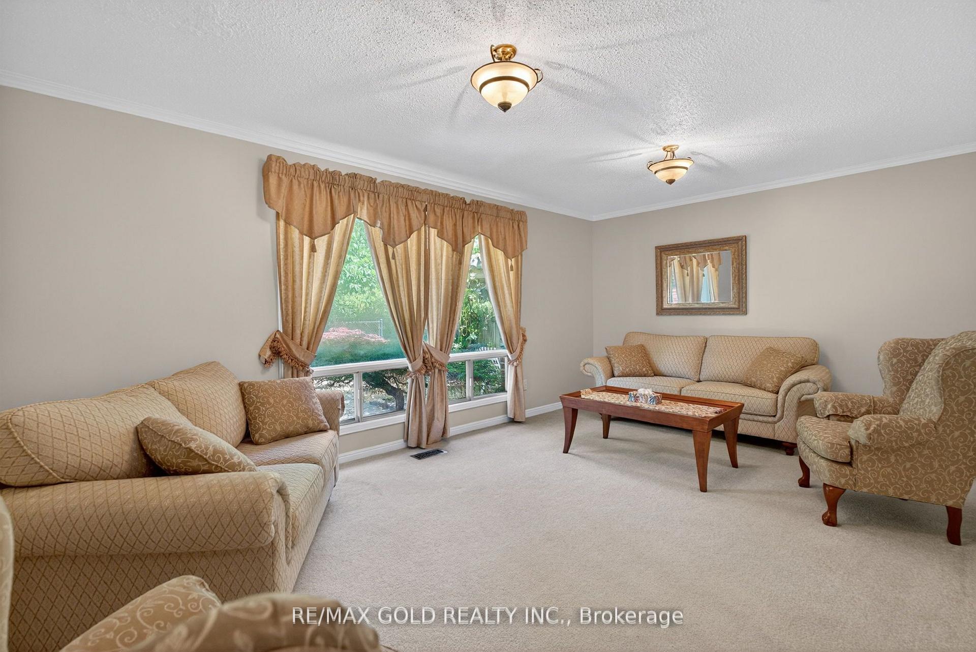 Photo 6 of 14 Cairnmore Court, Brampton, Snelgrove — HOMEH