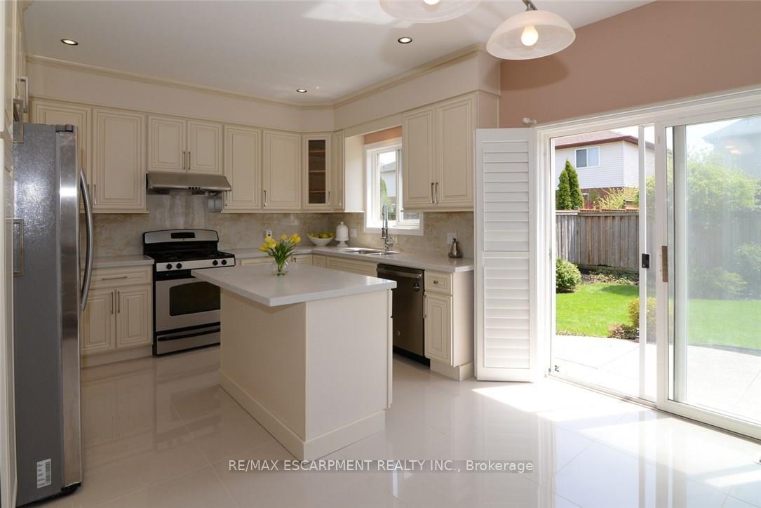 Photo 7 of 24 Bosworth Street, Hamilton, Meadowlands — HOMEH