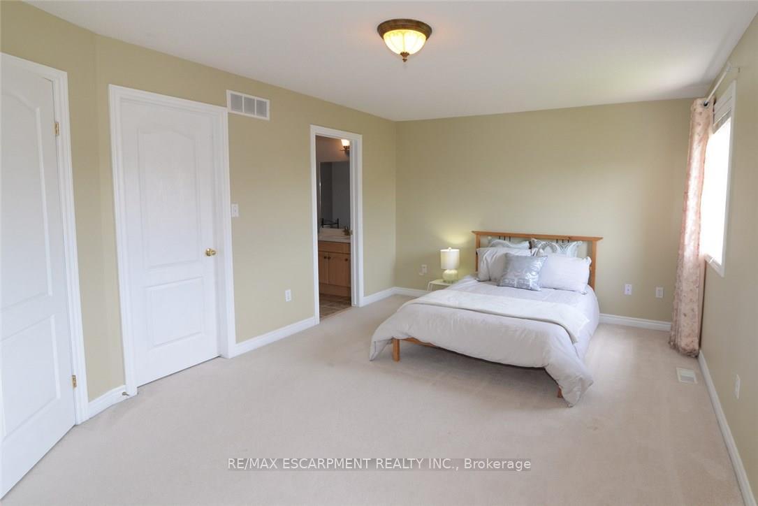 Photo 15 of 24 Bosworth Street, Hamilton, Meadowlands — HOMEH