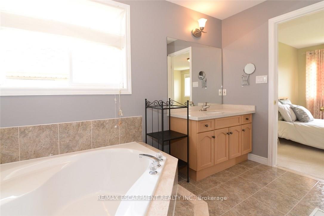 Photo 17 of 24 Bosworth Street, Hamilton, Meadowlands — HOMEH