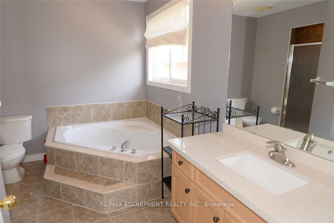 Photo 18 of 24 Bosworth Street, Hamilton, Meadowlands — HOMEH
