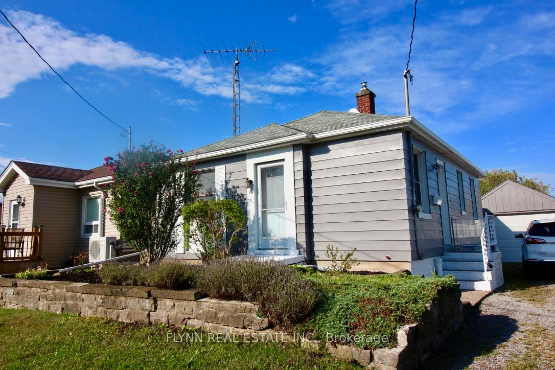 Photo 2 of 86 Argyle Crescent, St. Catharines, E. Chester — HOMEH