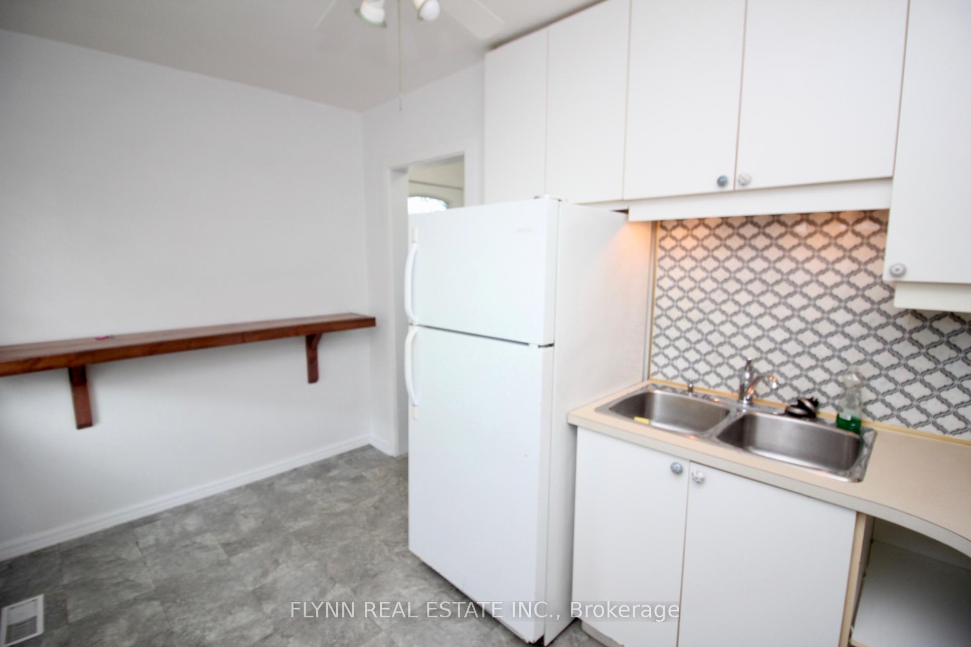 Photo 3 of 86 Argyle Crescent, St. Catharines, E. Chester — HOMEH