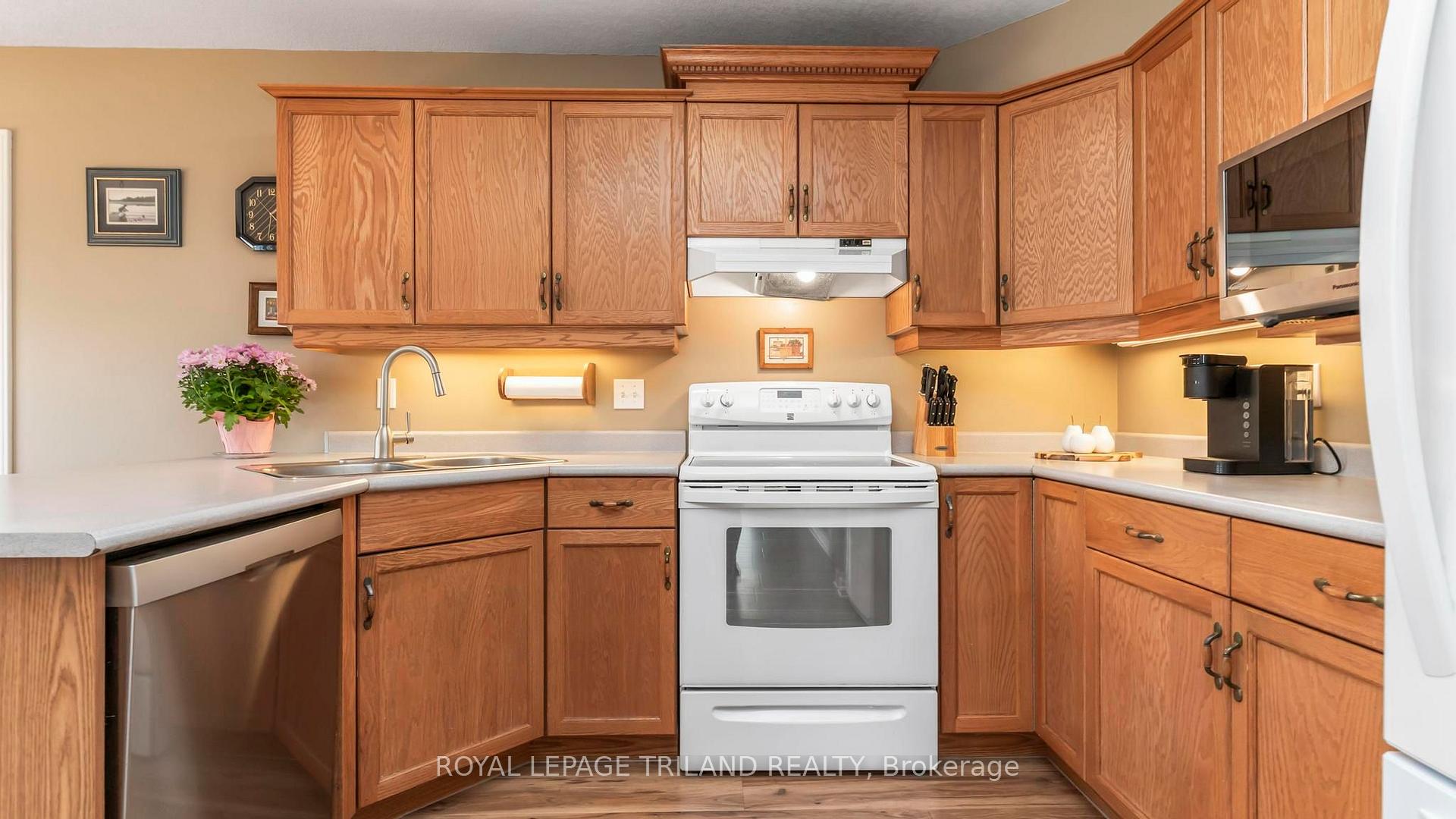 Photo 12 of 17 Windemere Place, St. Thomas — HOMEH