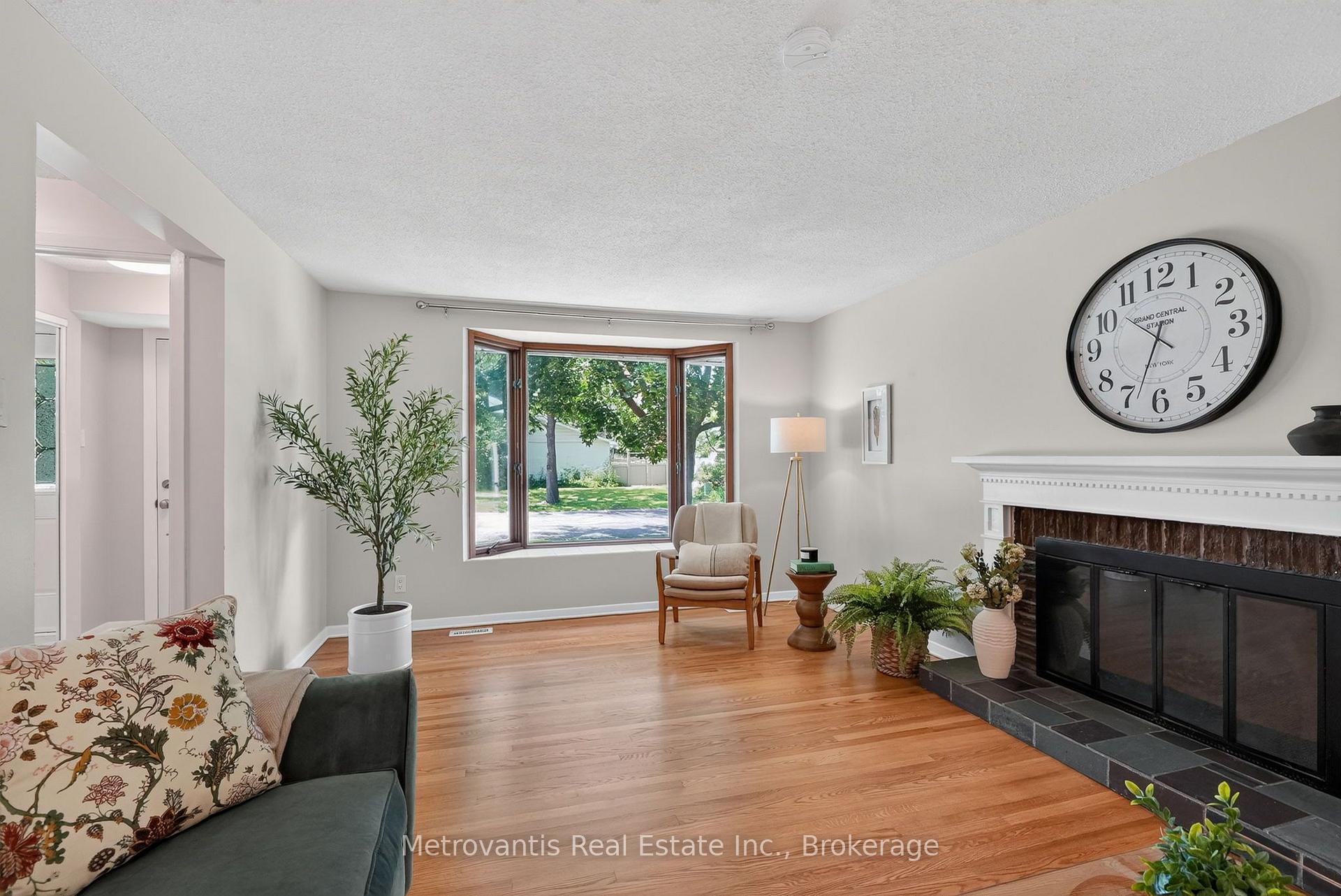 Photo 10 of 607 Laverendrye Drive, Ottawa, Beacon Hill North — HOMEH