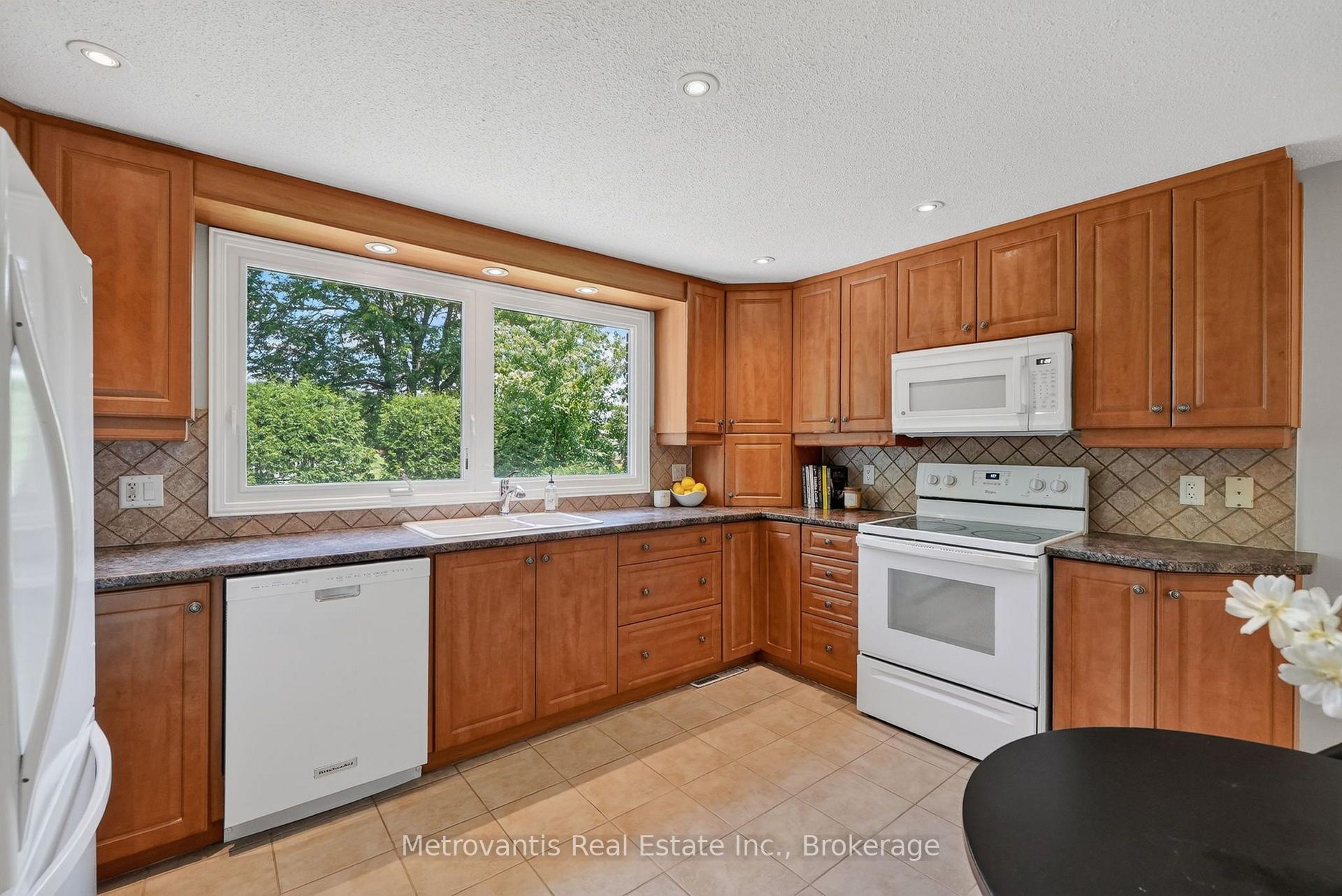 Photo 17 of 607 Laverendrye Drive, Ottawa, Beacon Hill North — HOMEH