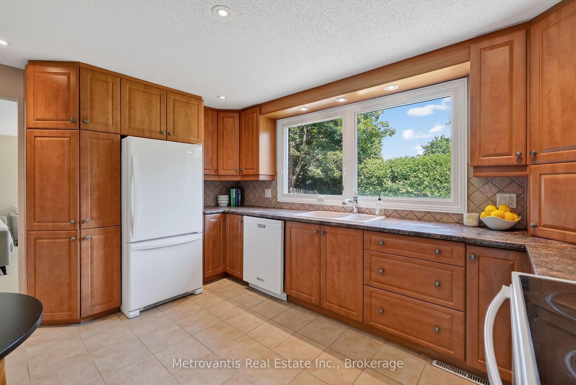 Photo 18 of 607 Laverendrye Drive, Ottawa, Beacon Hill North — HOMEH