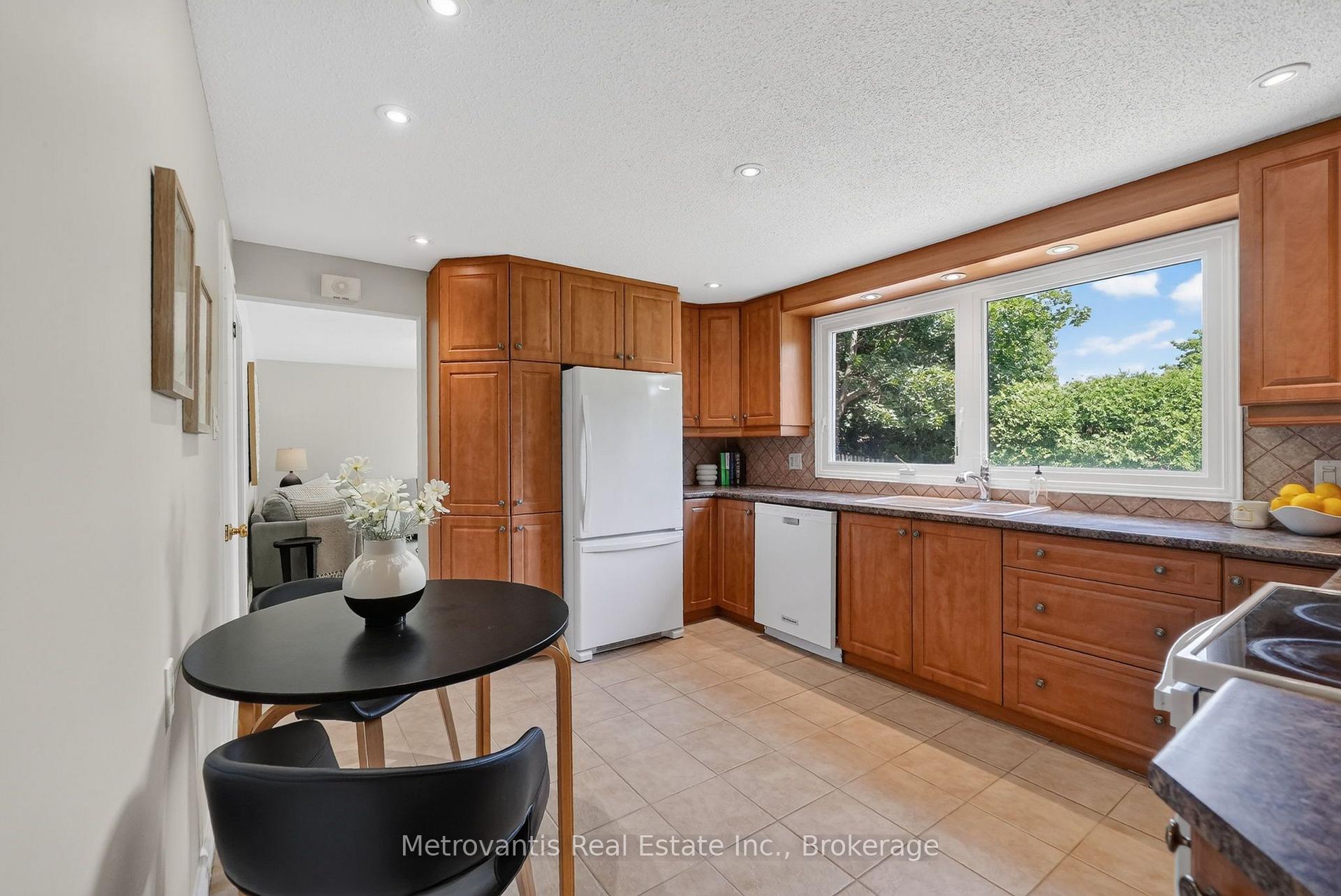 Photo 22 of 607 Laverendrye Drive, Ottawa, Beacon Hill North — HOMEH