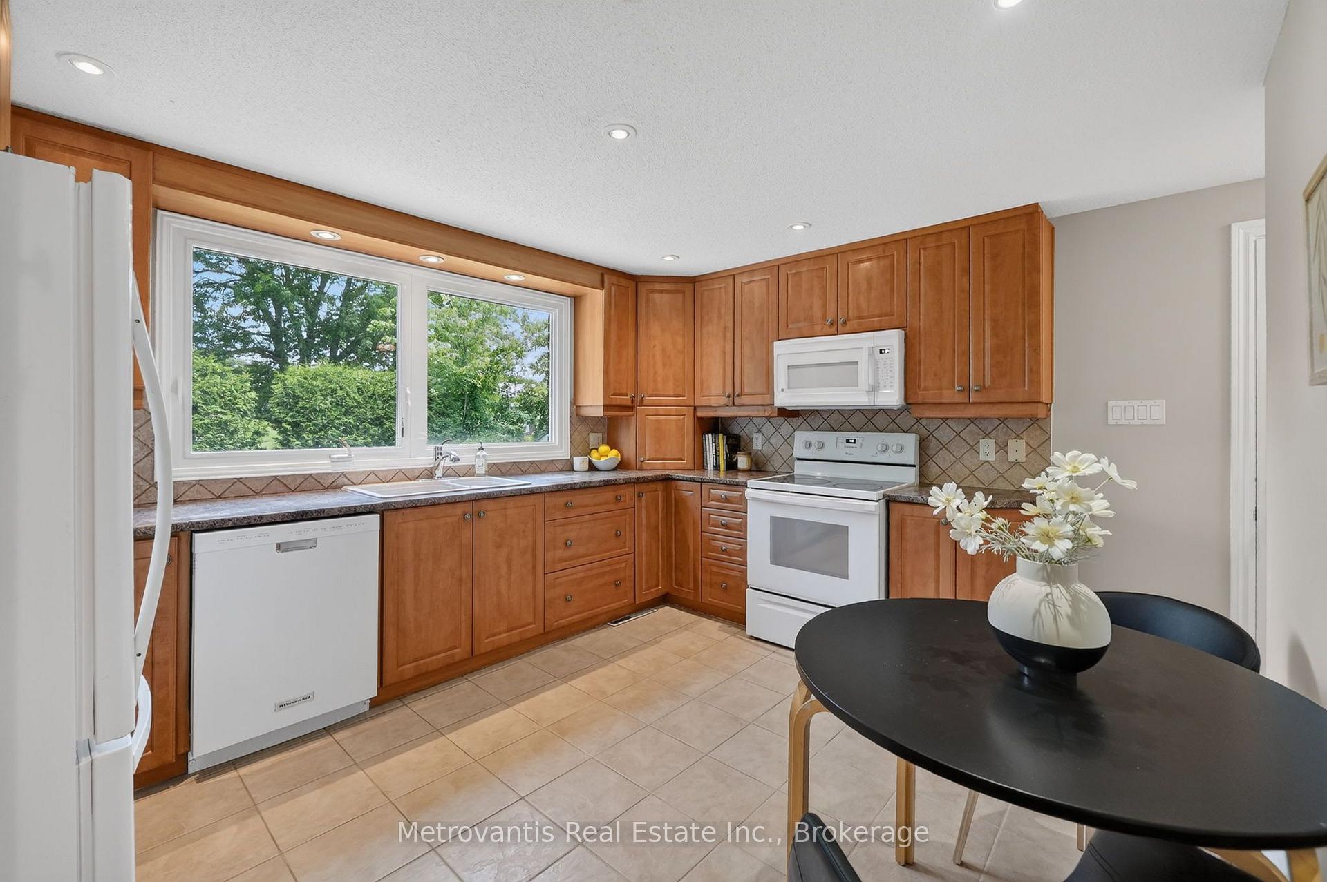 Photo 23 of 607 Laverendrye Drive, Ottawa, Beacon Hill North — HOMEH