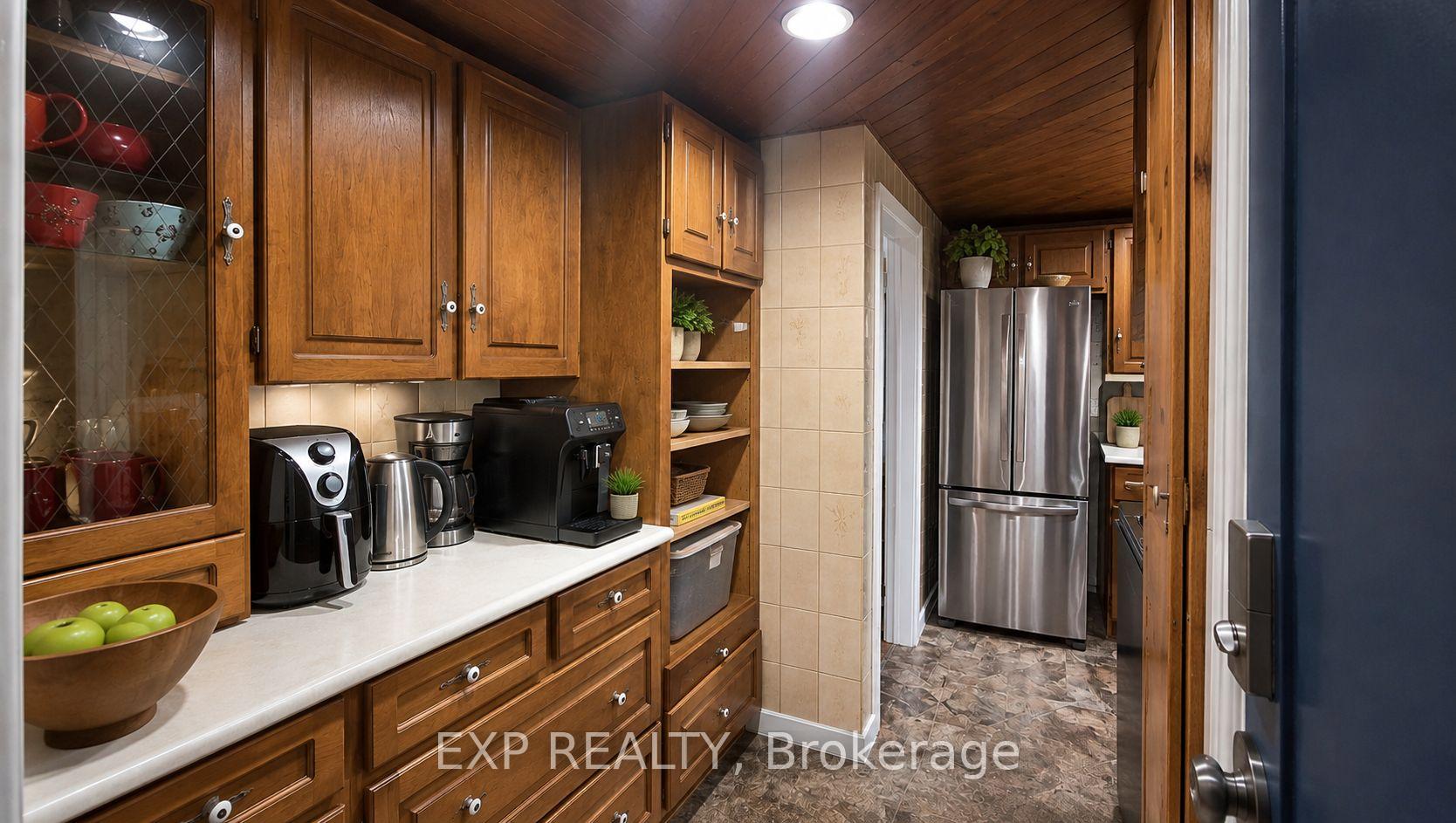 Photo 4 of 32 Guest Street, Brampton, Downtown Brampton — HOMEH