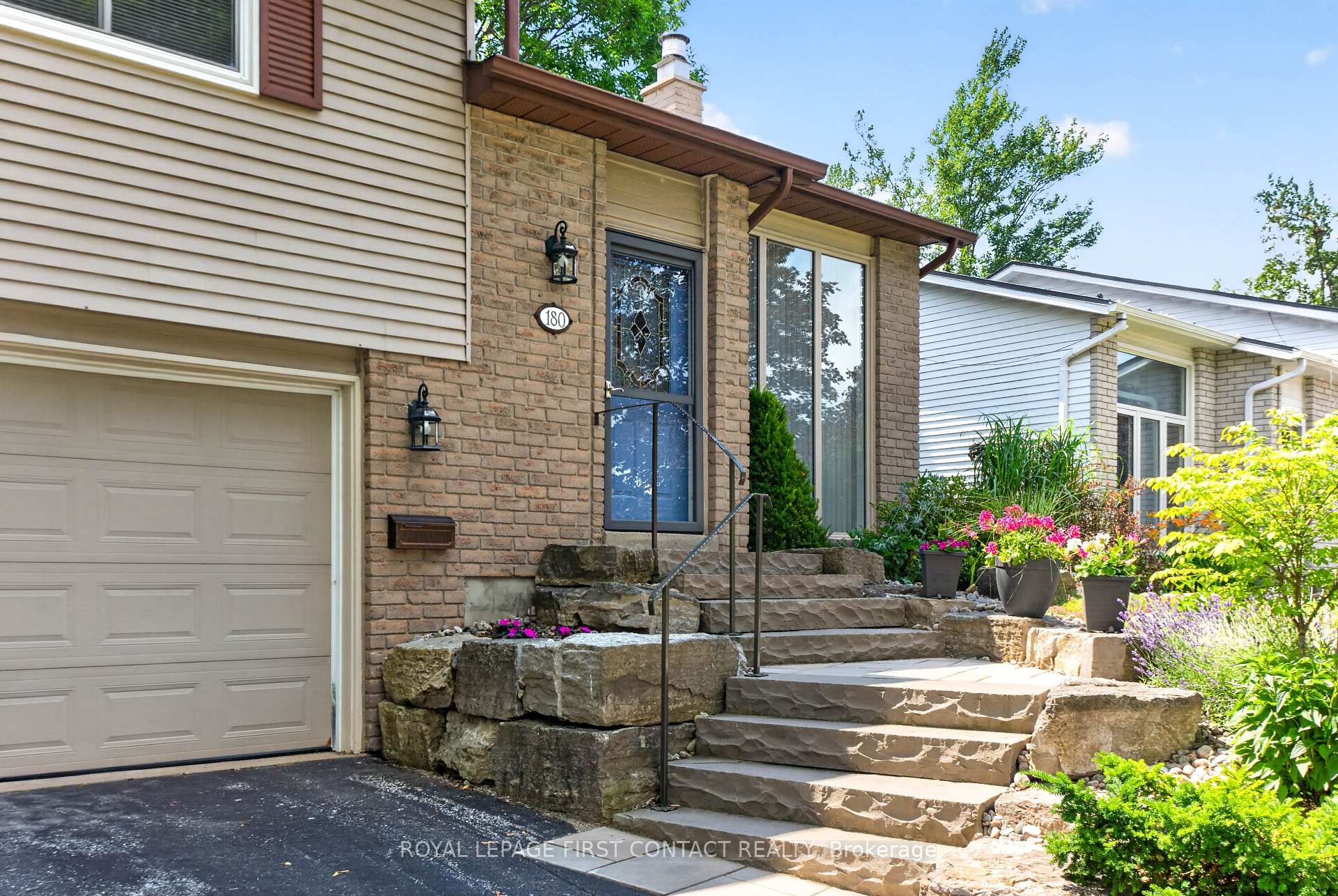 Photo 2 of 180 Burns Circle, Barrie, Letitia Heights — HOMEH