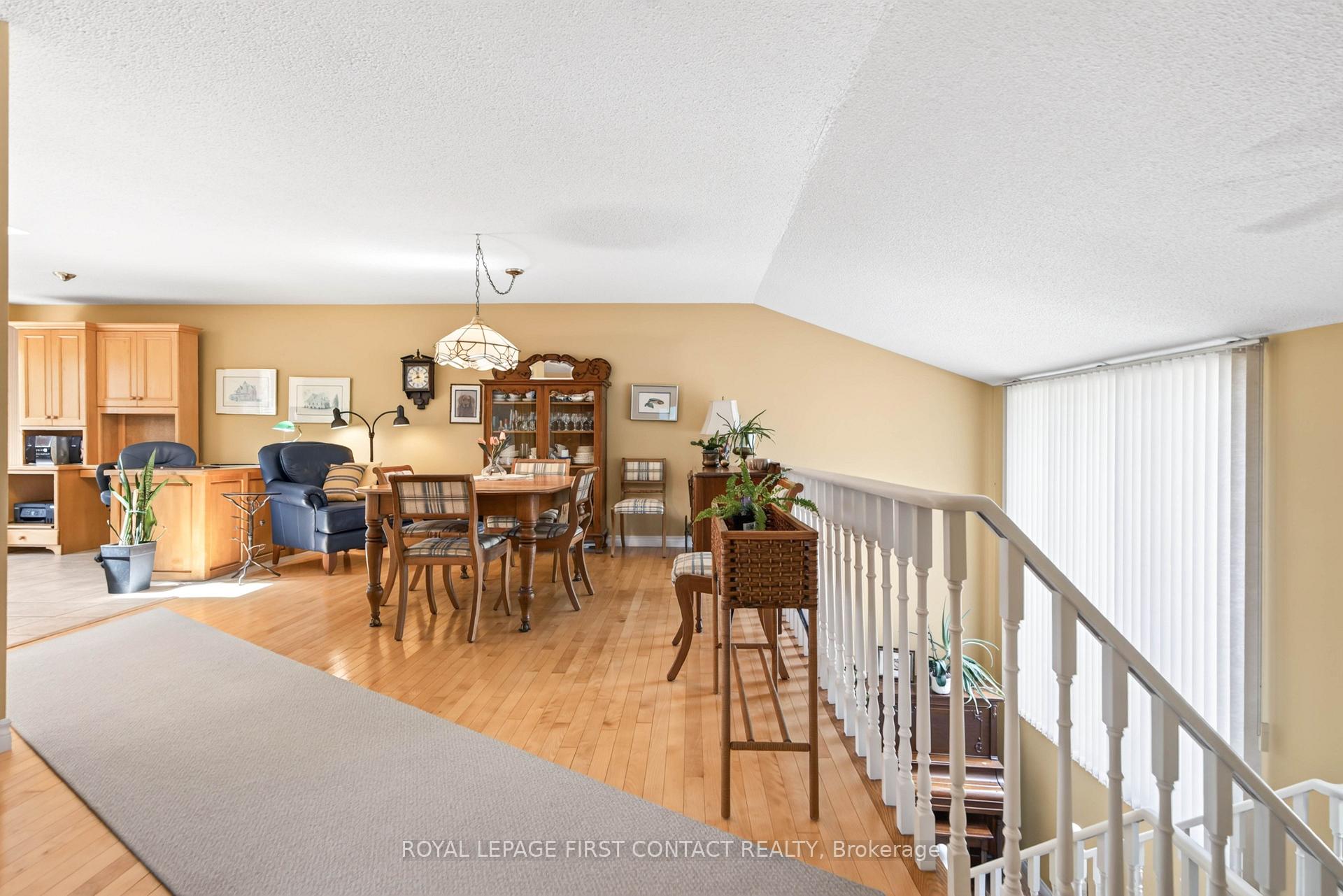Photo 3 of 180 Burns Circle, Barrie, Letitia Heights — HOMEH