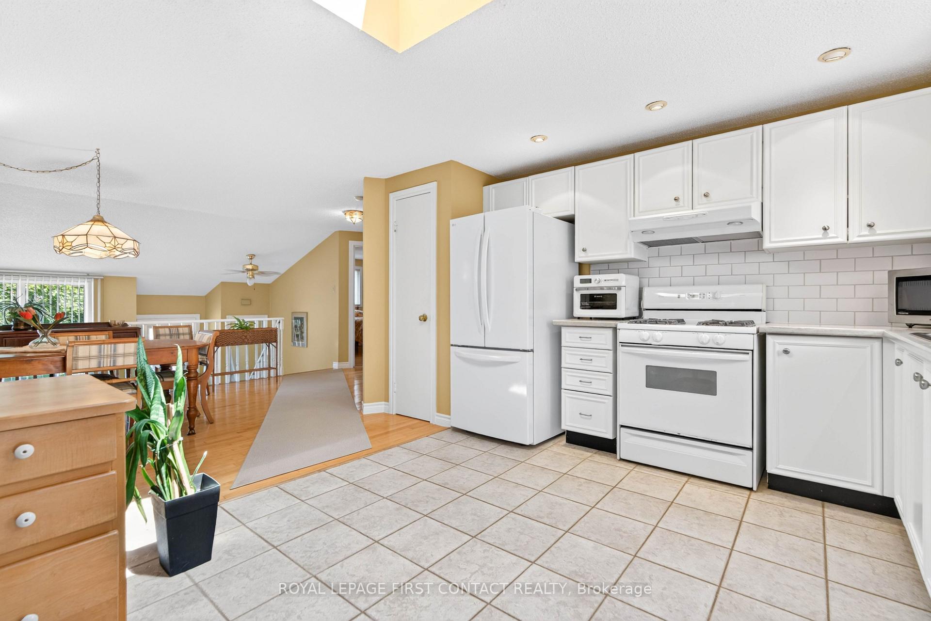 Photo 4 of 180 Burns Circle, Barrie, Letitia Heights — HOMEH