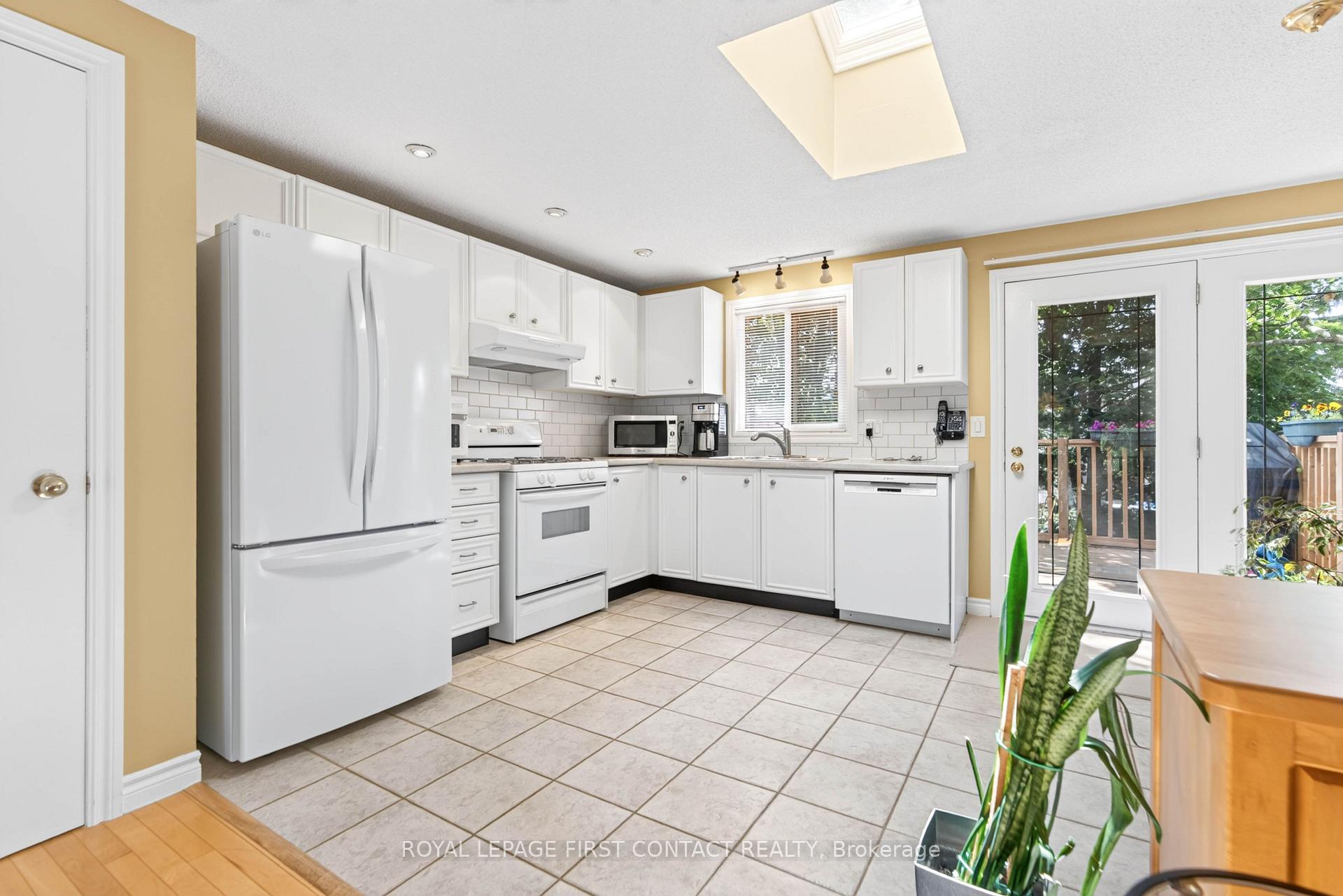 Photo 5 of 180 Burns Circle, Barrie, Letitia Heights — HOMEH