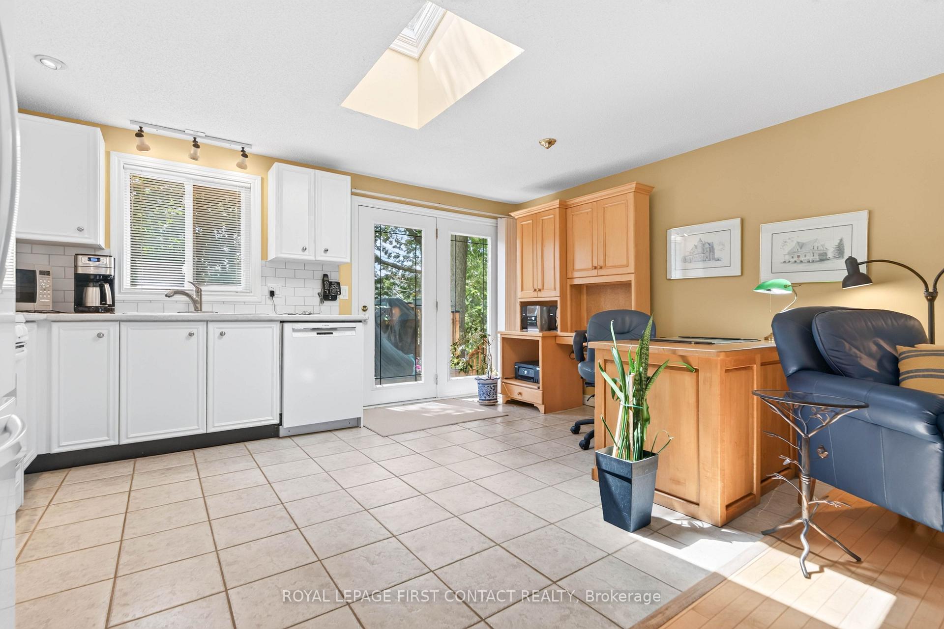 Photo 6 of 180 Burns Circle, Barrie, Letitia Heights — HOMEH