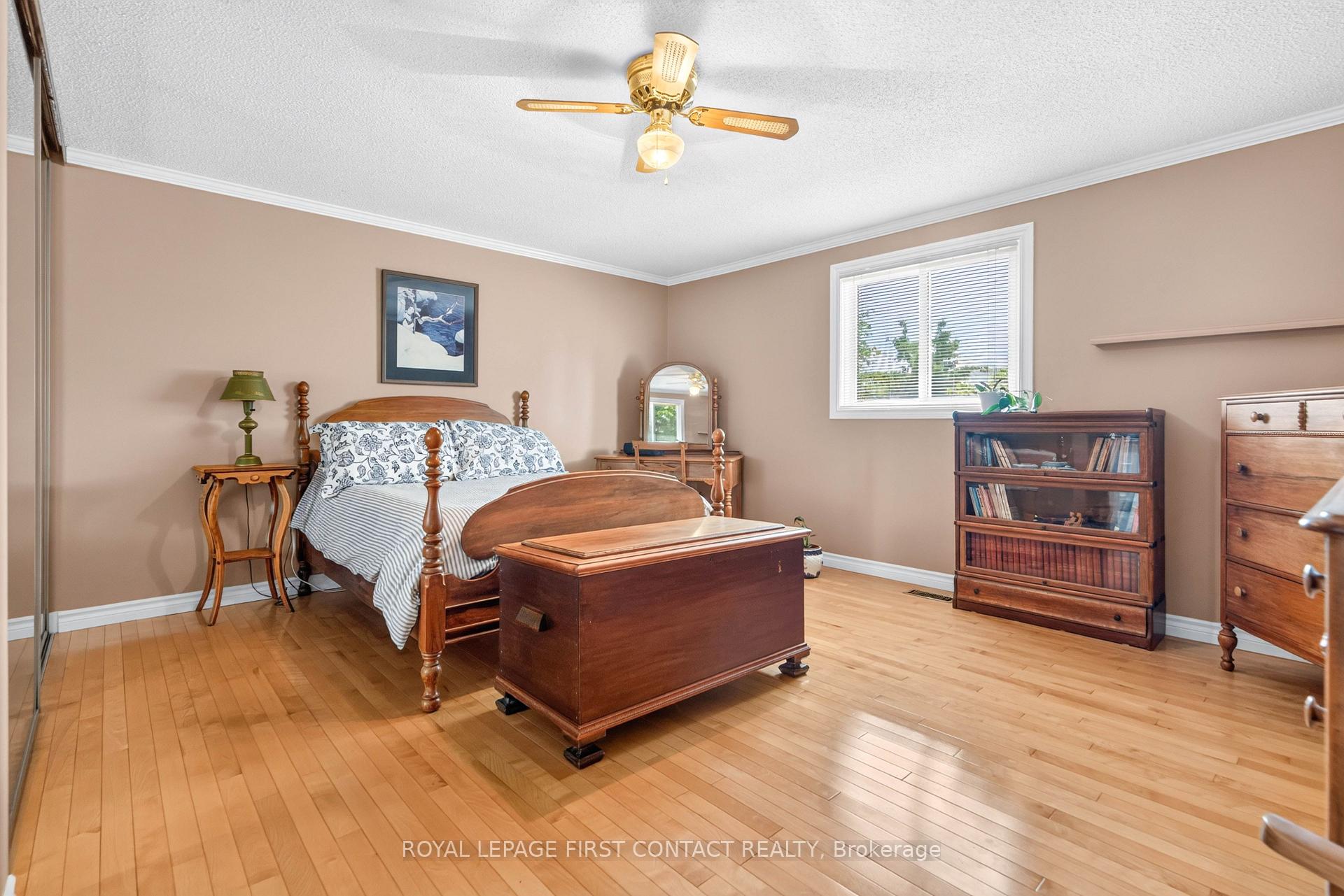 Photo 7 of 180 Burns Circle, Barrie, Letitia Heights — HOMEH