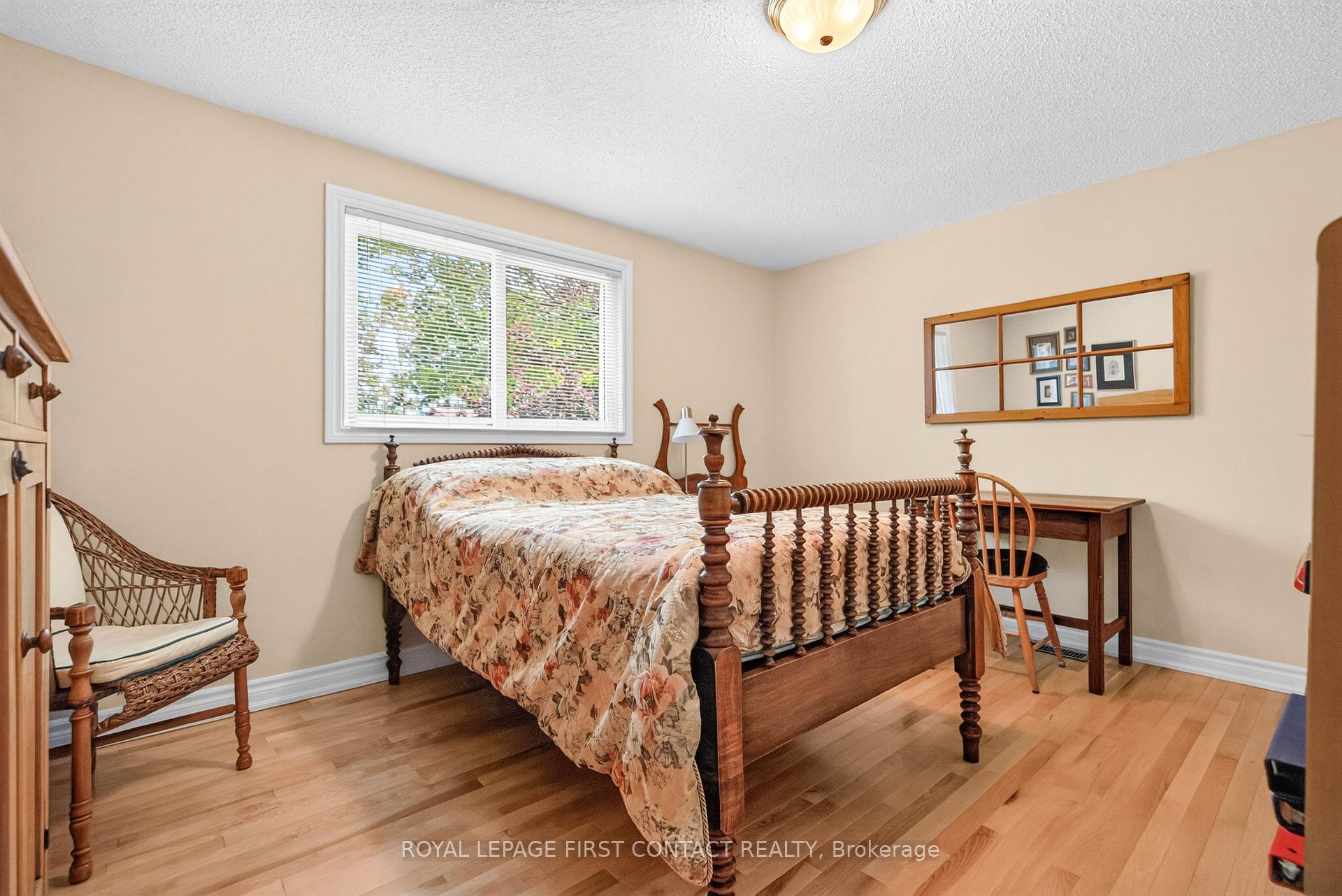 Photo 9 of 180 Burns Circle, Barrie, Letitia Heights — HOMEH