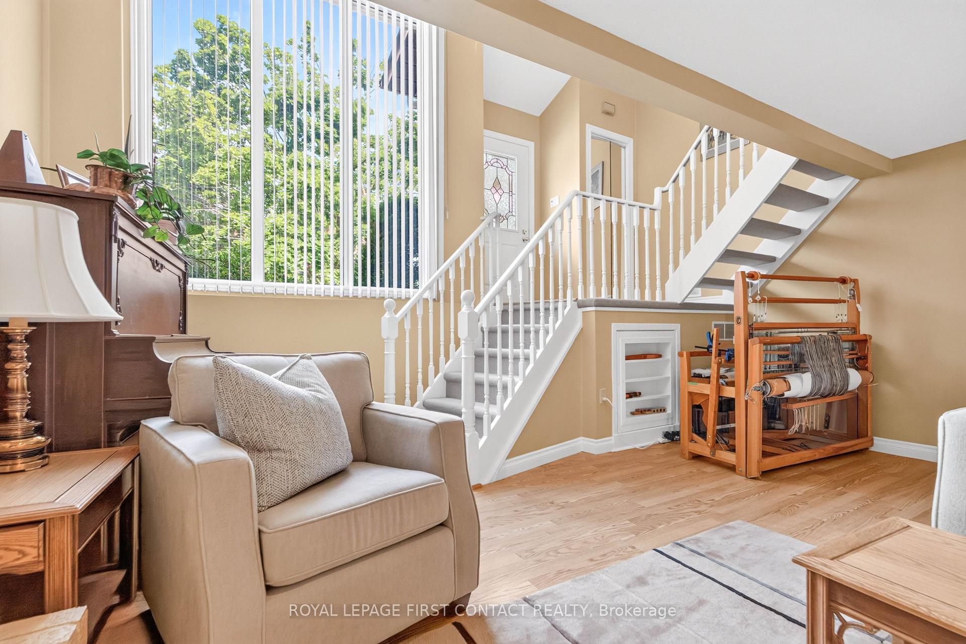 Photo 10 of 180 Burns Circle, Barrie, Letitia Heights — HOMEH