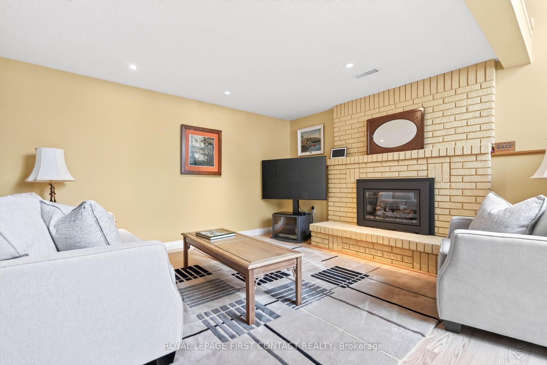 Photo 12 of 180 Burns Circle, Barrie, Letitia Heights — HOMEH
