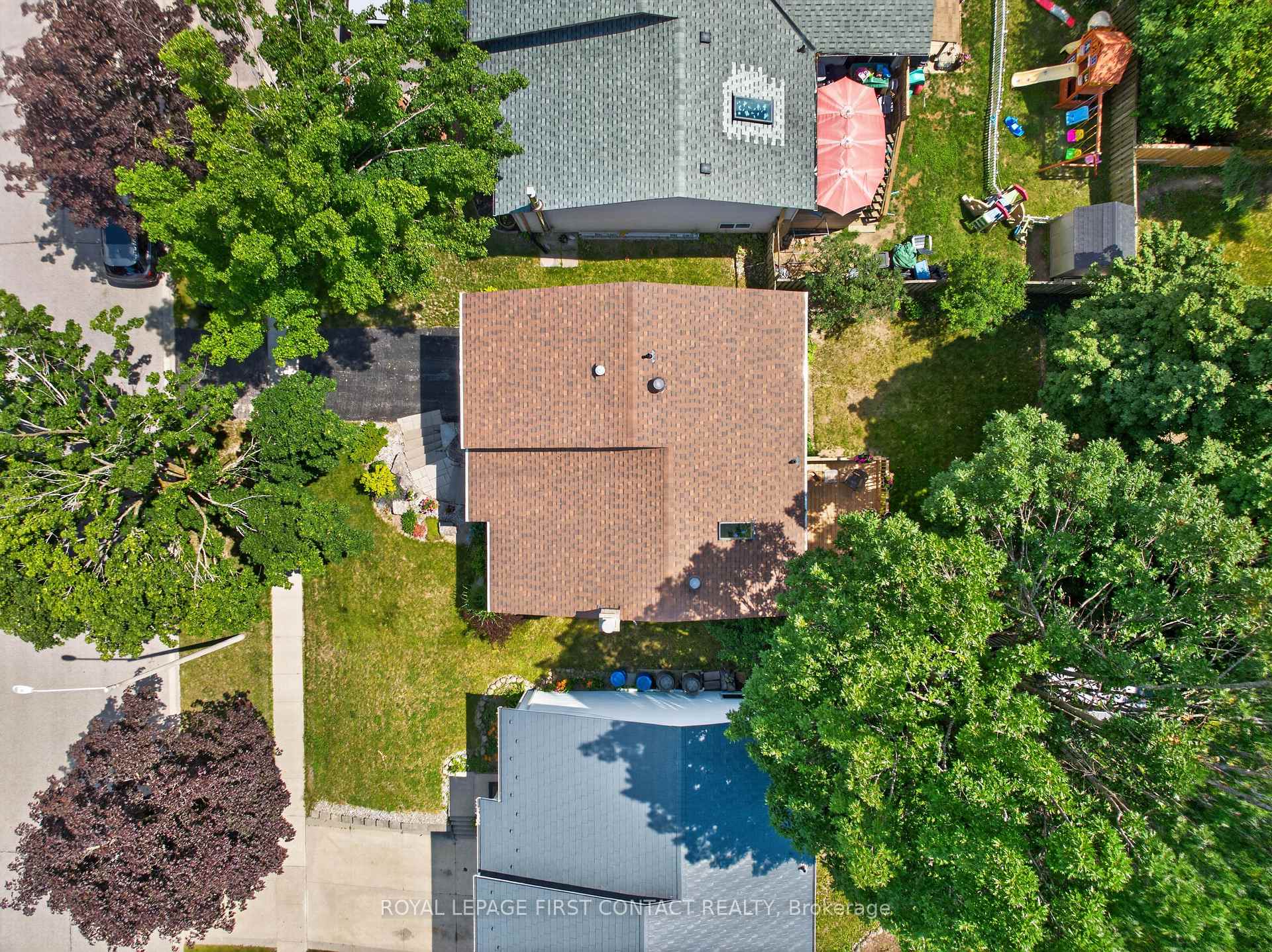 Photo 20 of 180 Burns Circle, Barrie, Letitia Heights — HOMEH