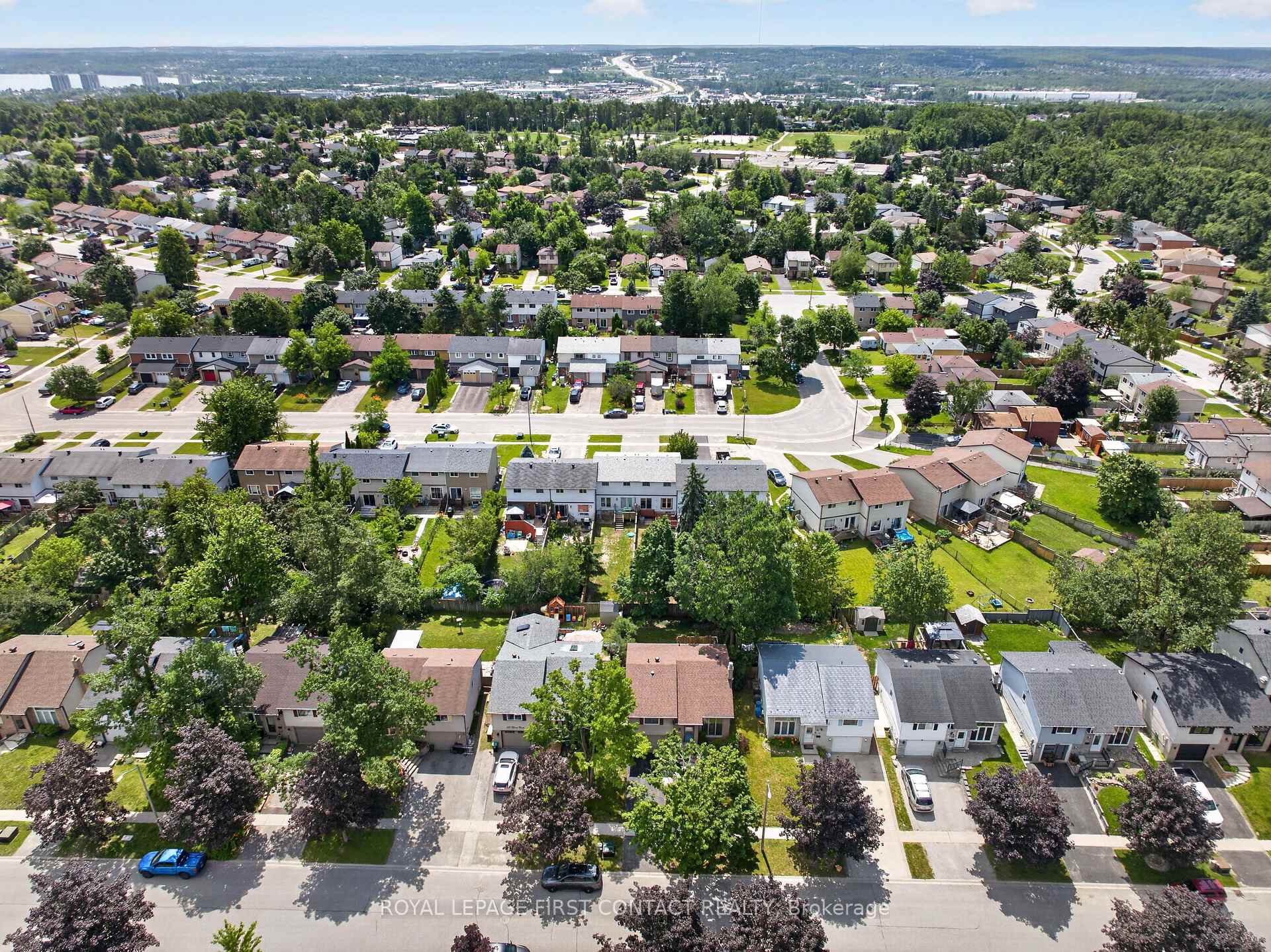 Photo 22 of 180 Burns Circle, Barrie, Letitia Heights — HOMEH