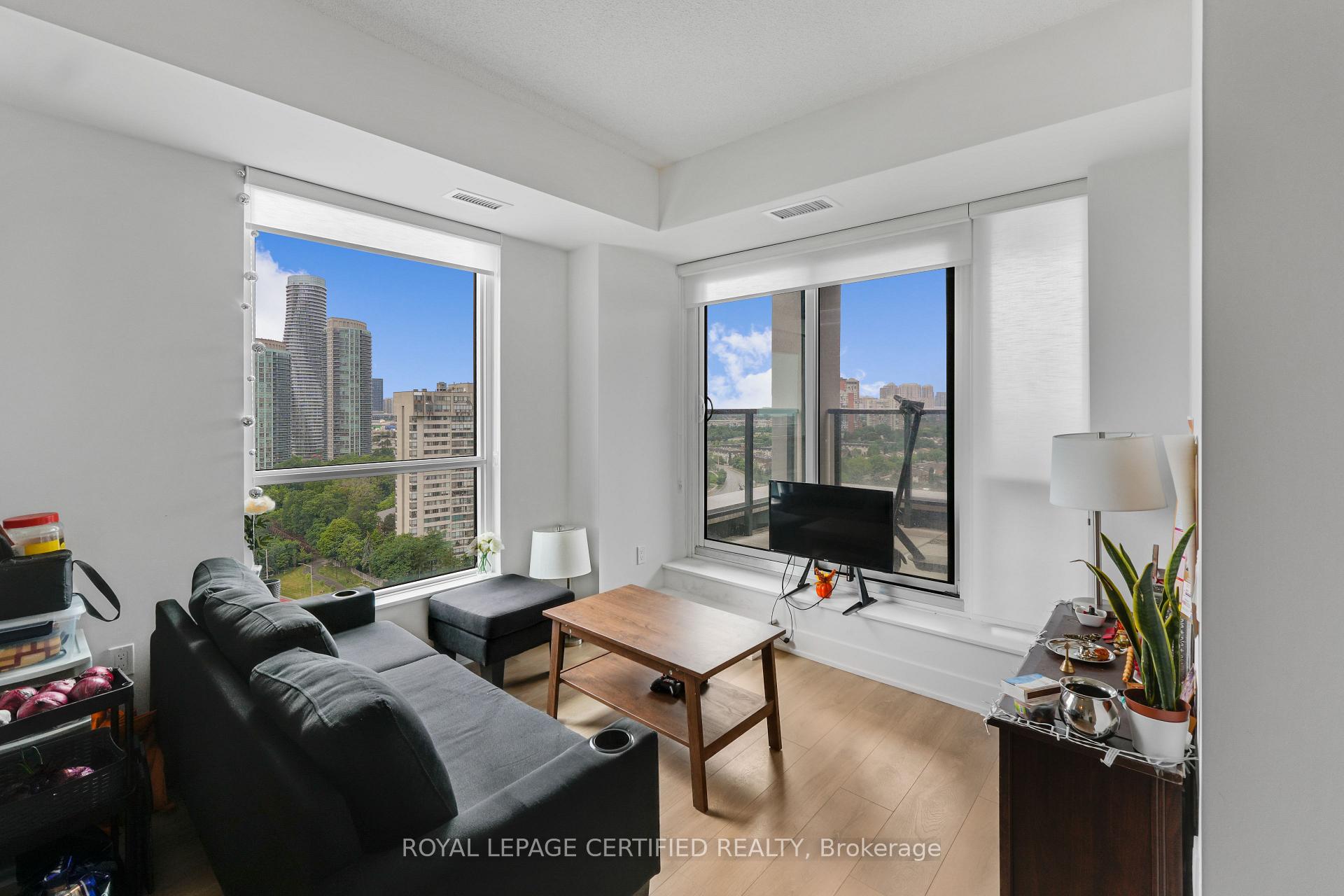 Photo 3 of Unit 1803, 202 Burnhamthorpe Road E, Mississauga, City Centre — HOMEH