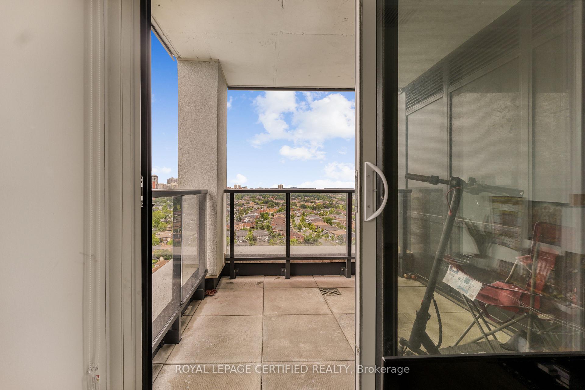 Photo 11 of Unit 1803, 202 Burnhamthorpe Road E, Mississauga, City Centre — HOMEH