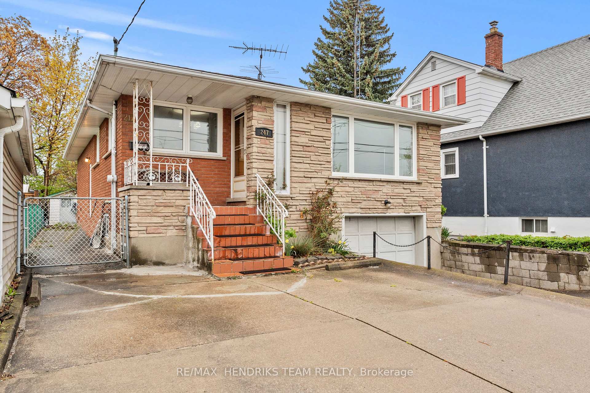 Photo 2 of 247 Grantham Avenue, St. Catharines, Facer — HOMEH