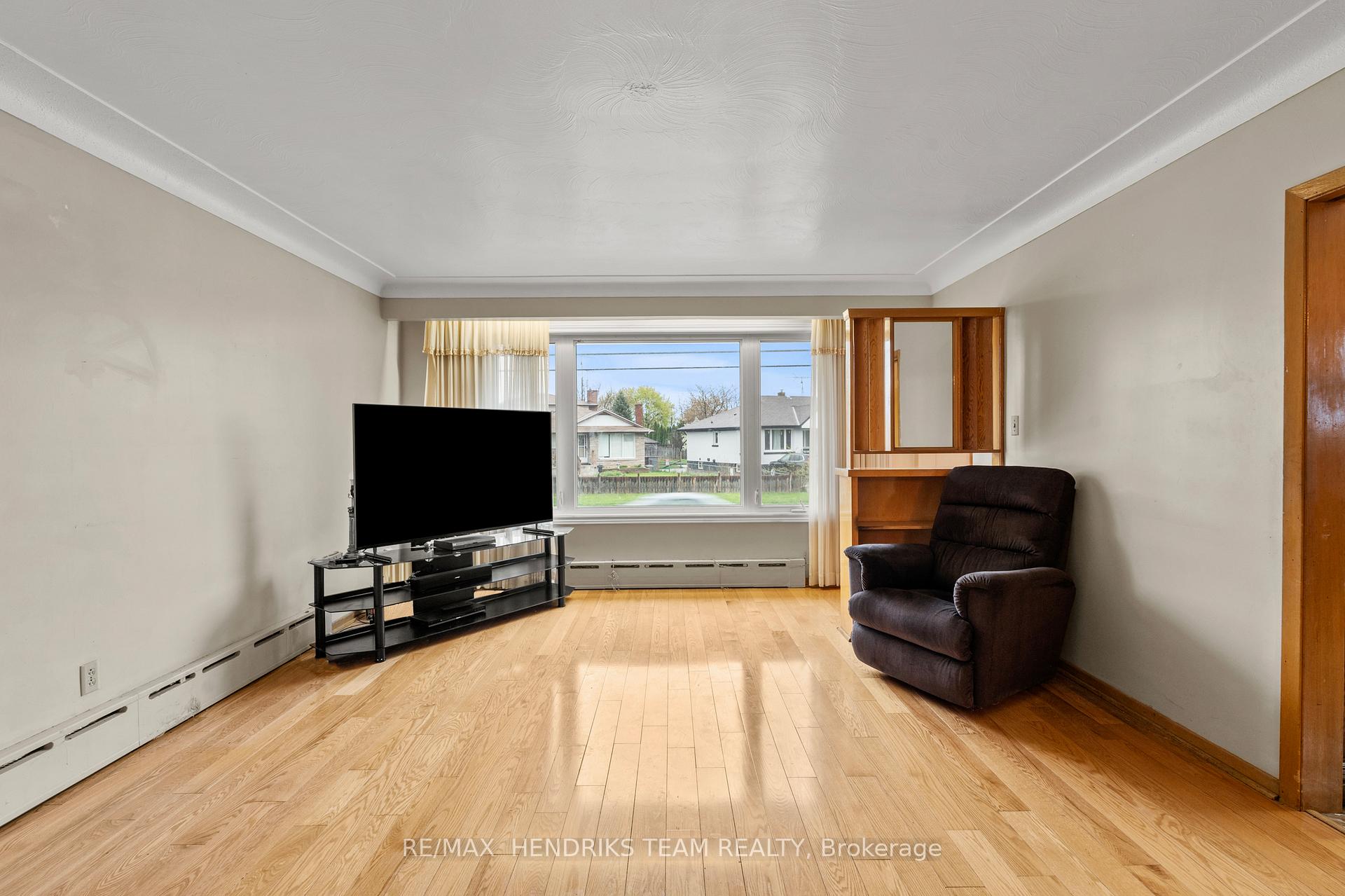 Photo 5 of 247 Grantham Avenue, St. Catharines, Facer — HOMEH