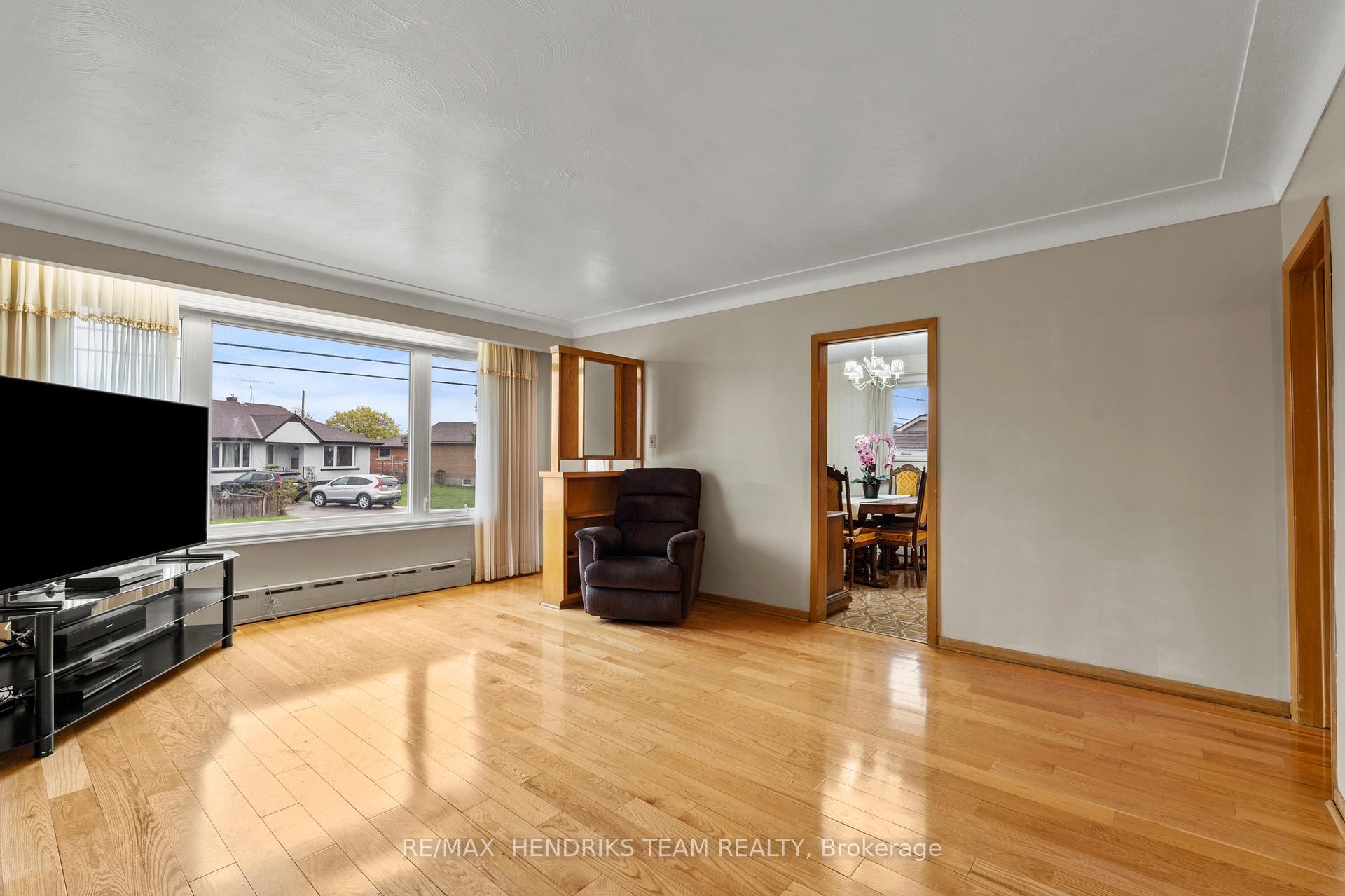 Photo 6 of 247 Grantham Avenue, St. Catharines, Facer — HOMEH