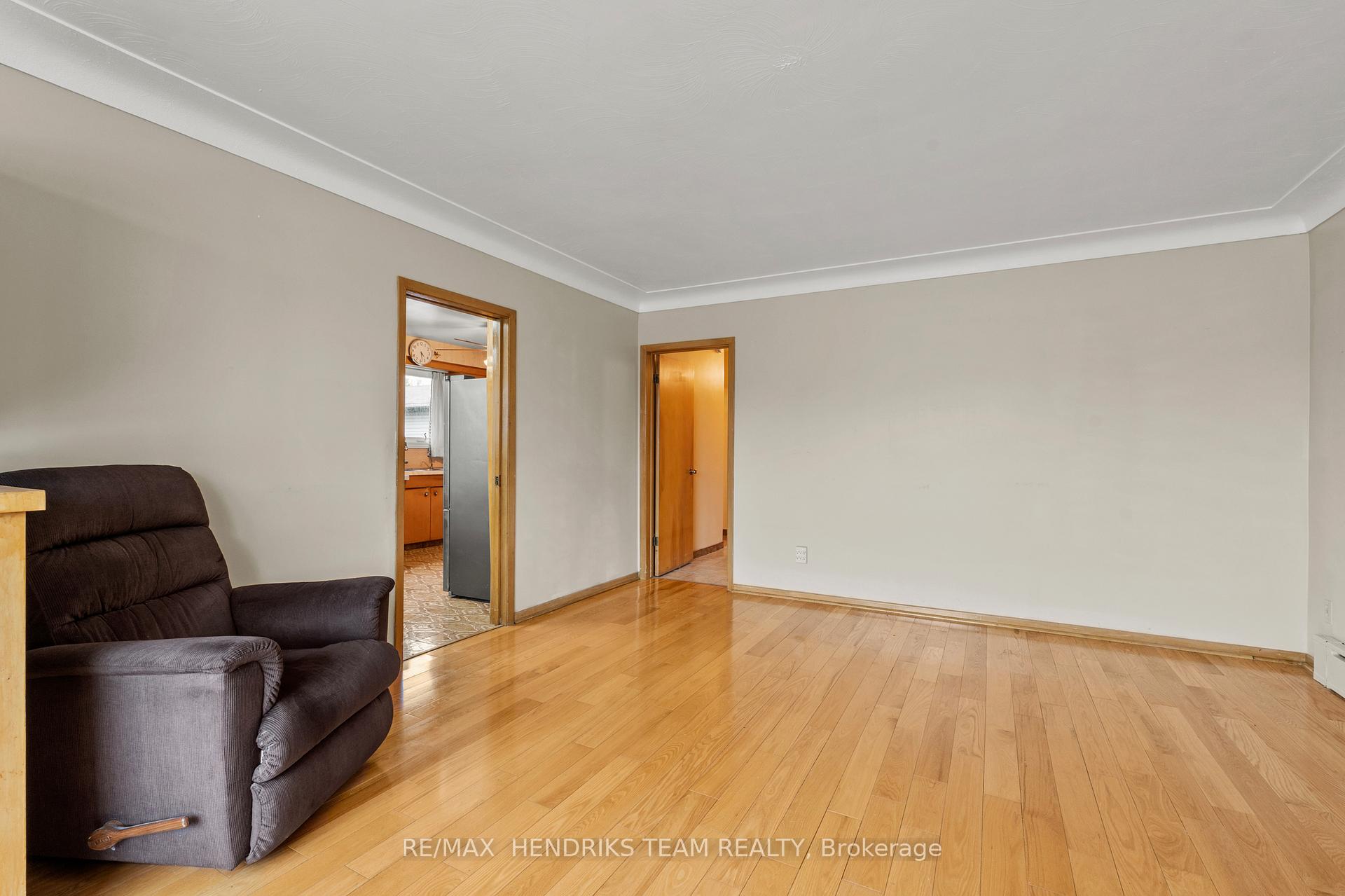 Photo 8 of 247 Grantham Avenue, St. Catharines, Facer — HOMEH