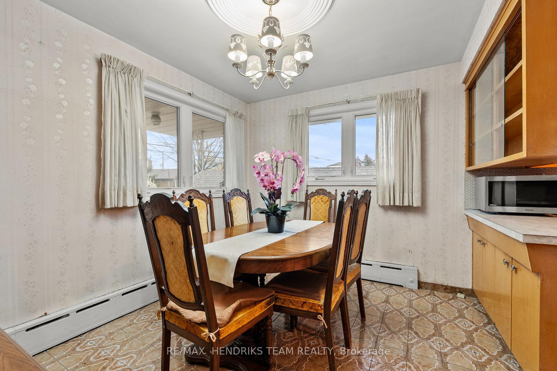 Photo 9 of 247 Grantham Avenue, St. Catharines, Facer — HOMEH