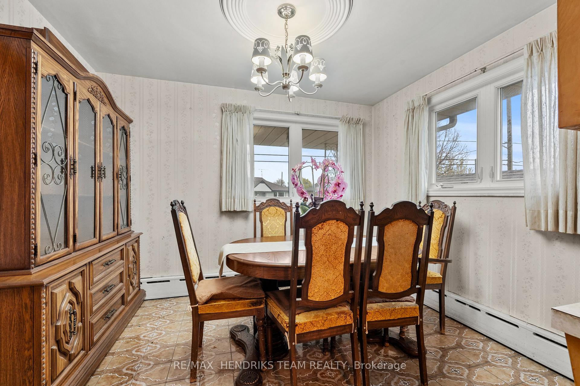 Photo 10 of 247 Grantham Avenue, St. Catharines, Facer — HOMEH