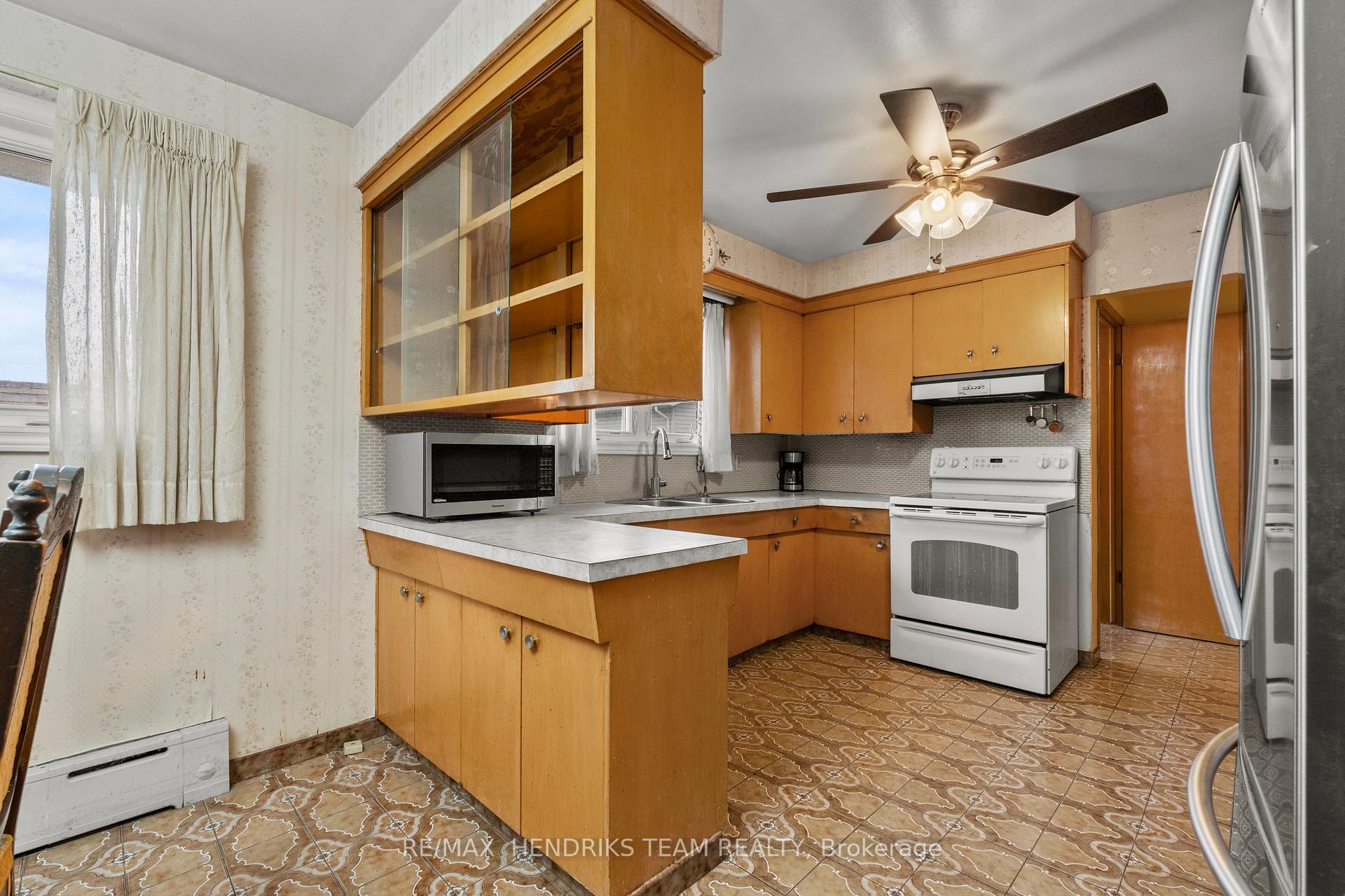 Photo 11 of 247 Grantham Avenue, St. Catharines, Facer — HOMEH
