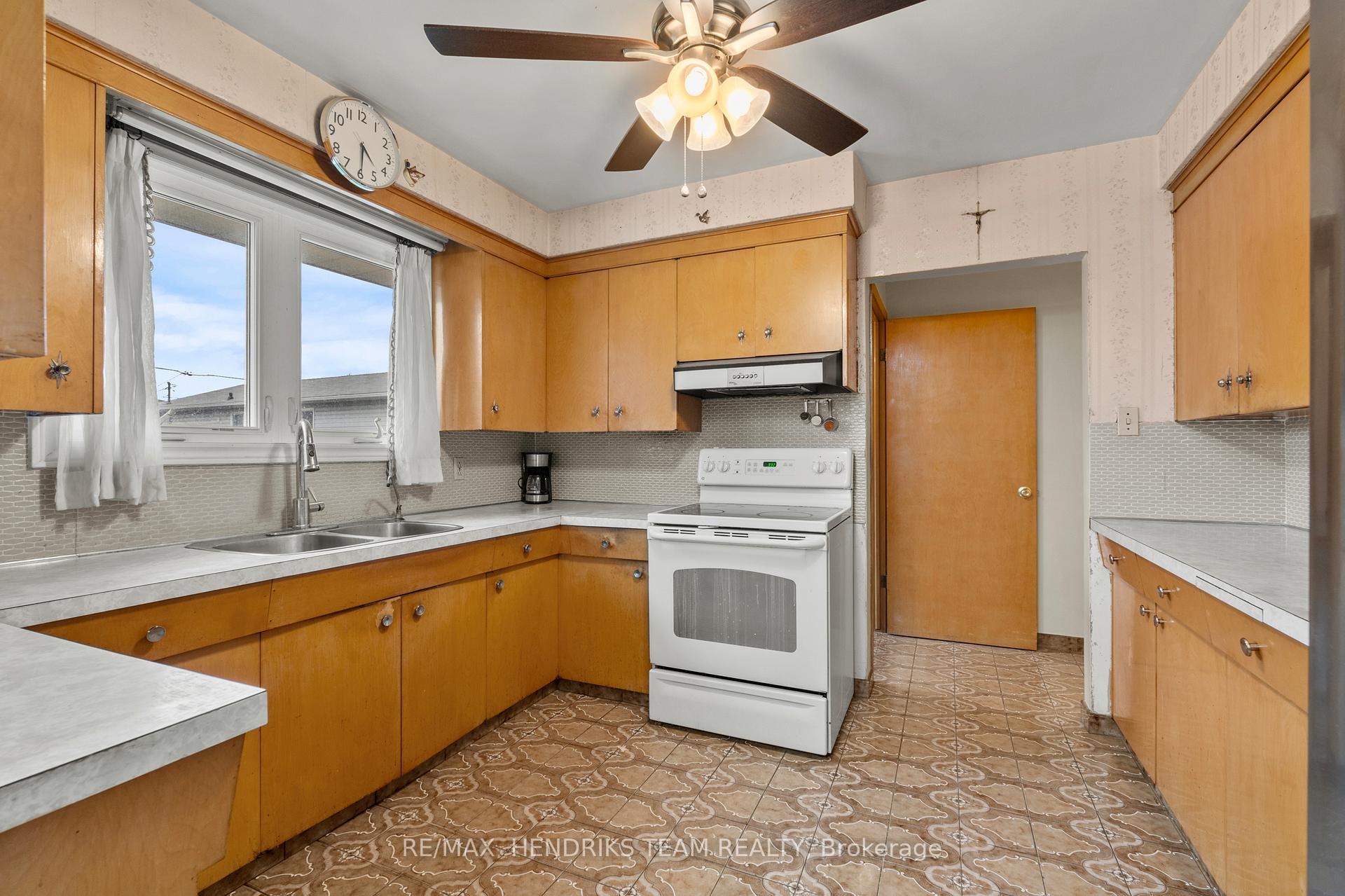 Photo 12 of 247 Grantham Avenue, St. Catharines, Facer — HOMEH