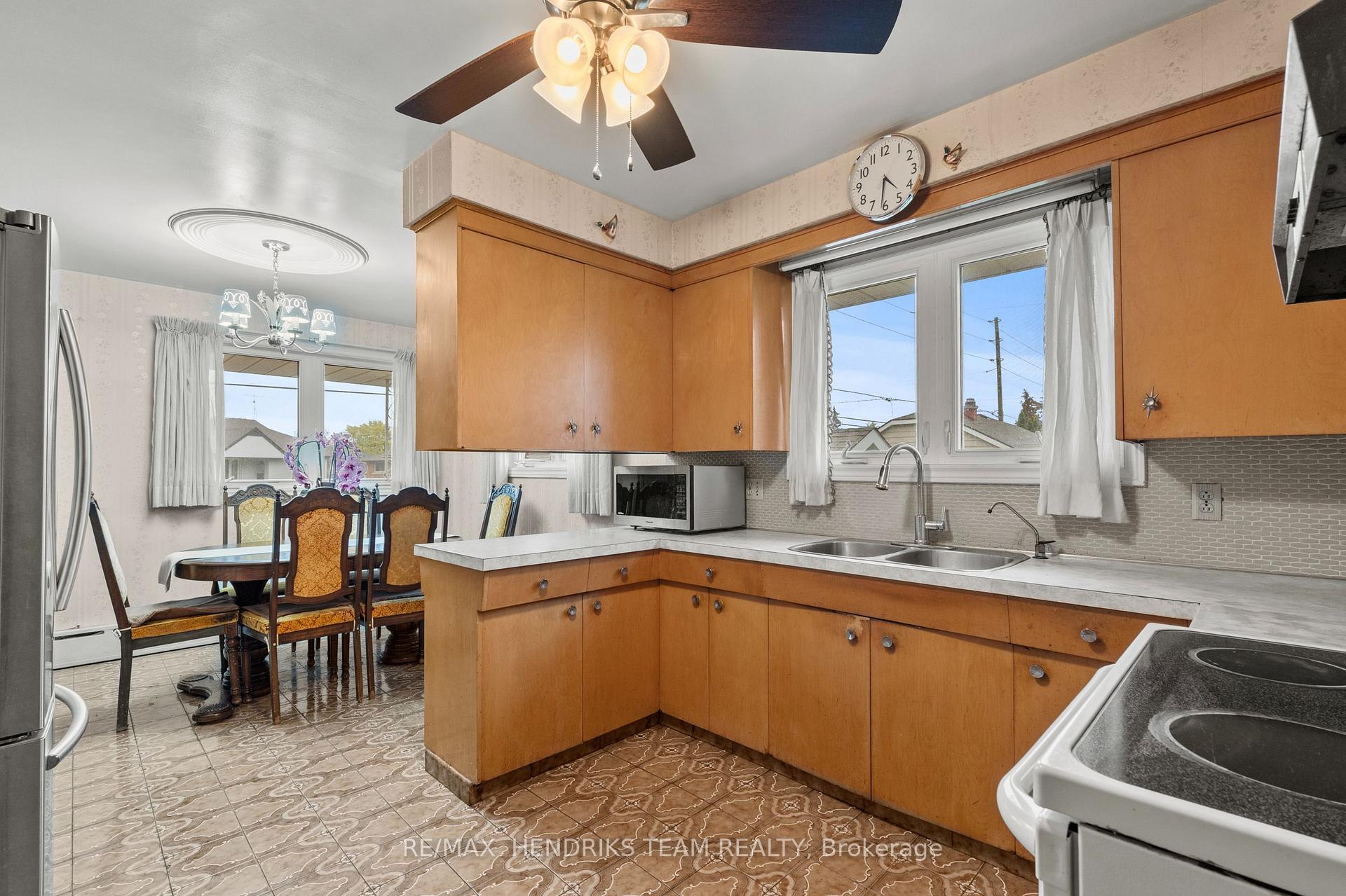 Photo 13 of 247 Grantham Avenue, St. Catharines, Facer — HOMEH