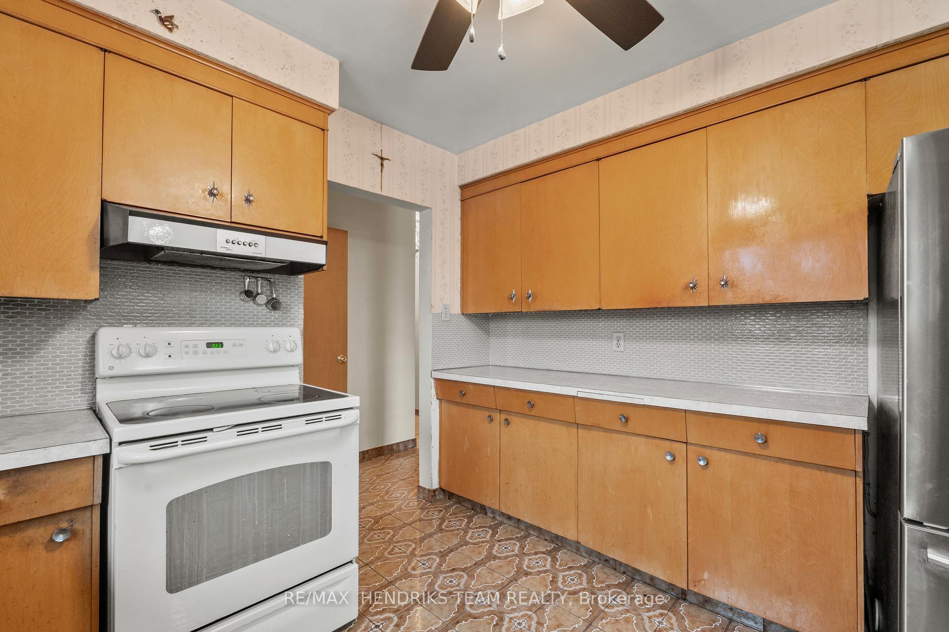 Photo 14 of 247 Grantham Avenue, St. Catharines, Facer — HOMEH
