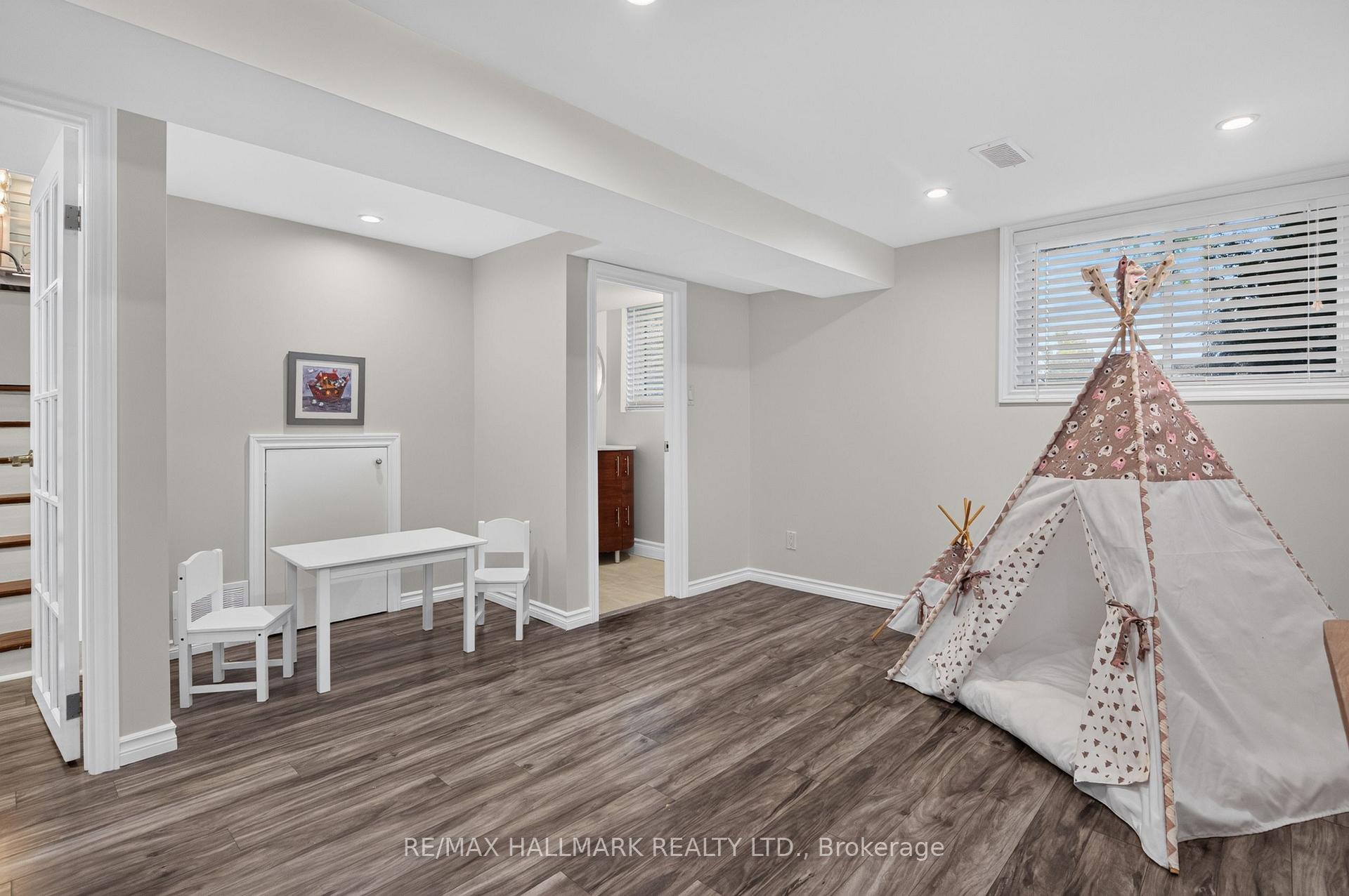 Photo 32 of 52 Clement Road, Etobicoke, Willowridge-Martingrove-Richview — HOMEH