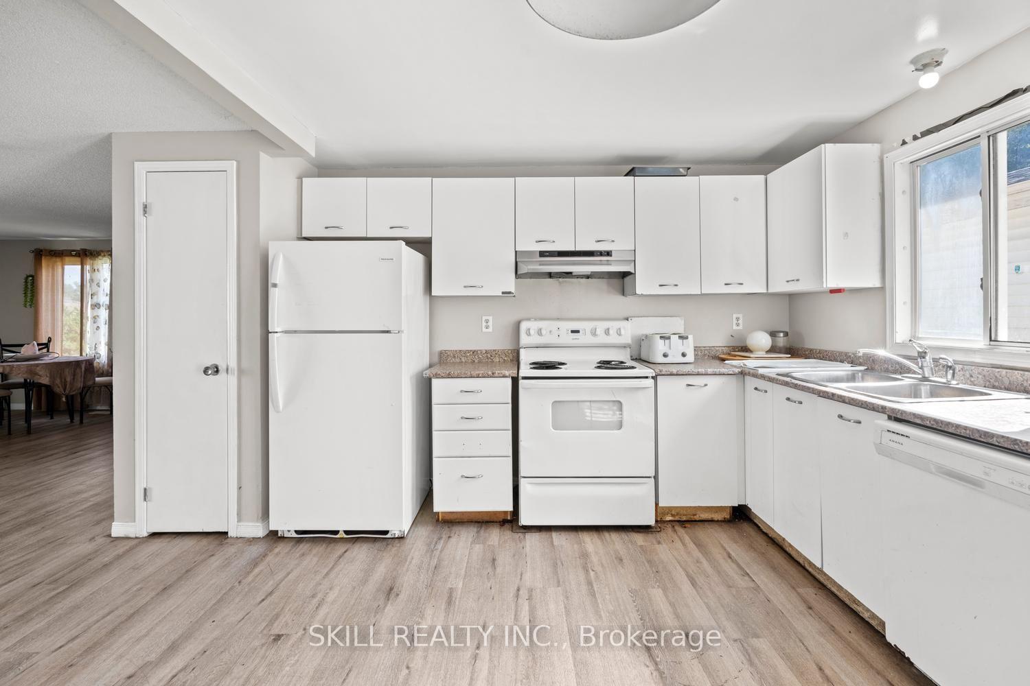 Photo 10 of 141 Hickling Trail, Barrie, Grove East — HOMEH