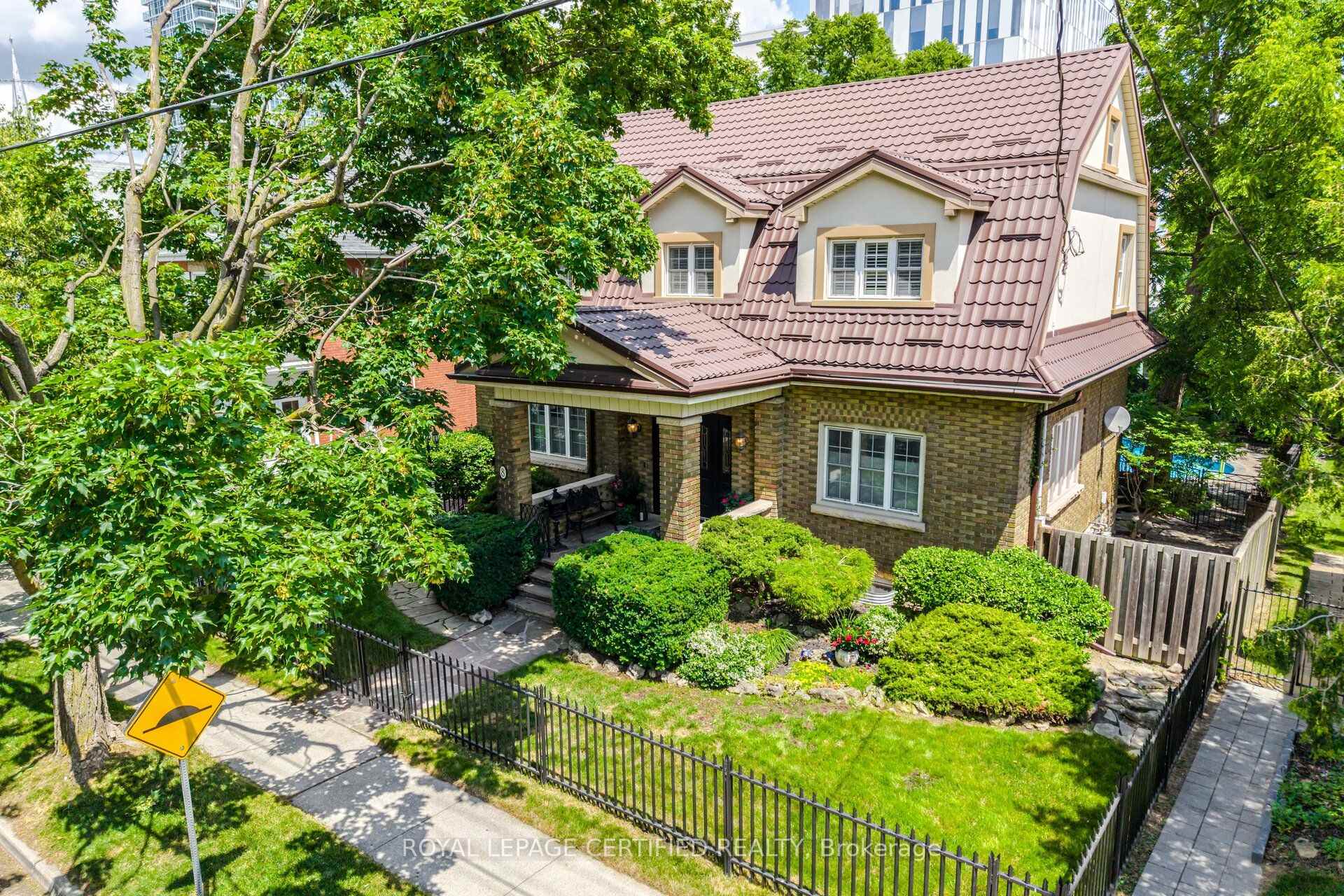 Photo 2 of 8 Elizabeth Street S, Brampton, Downtown Brampton — HOMEH