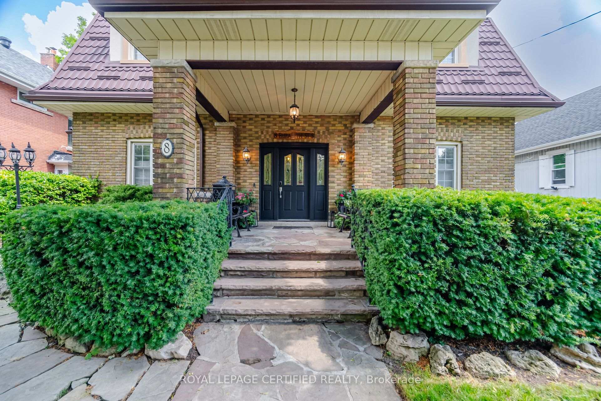 Photo 4 of 8 Elizabeth Street S, Brampton, Downtown Brampton — HOMEH